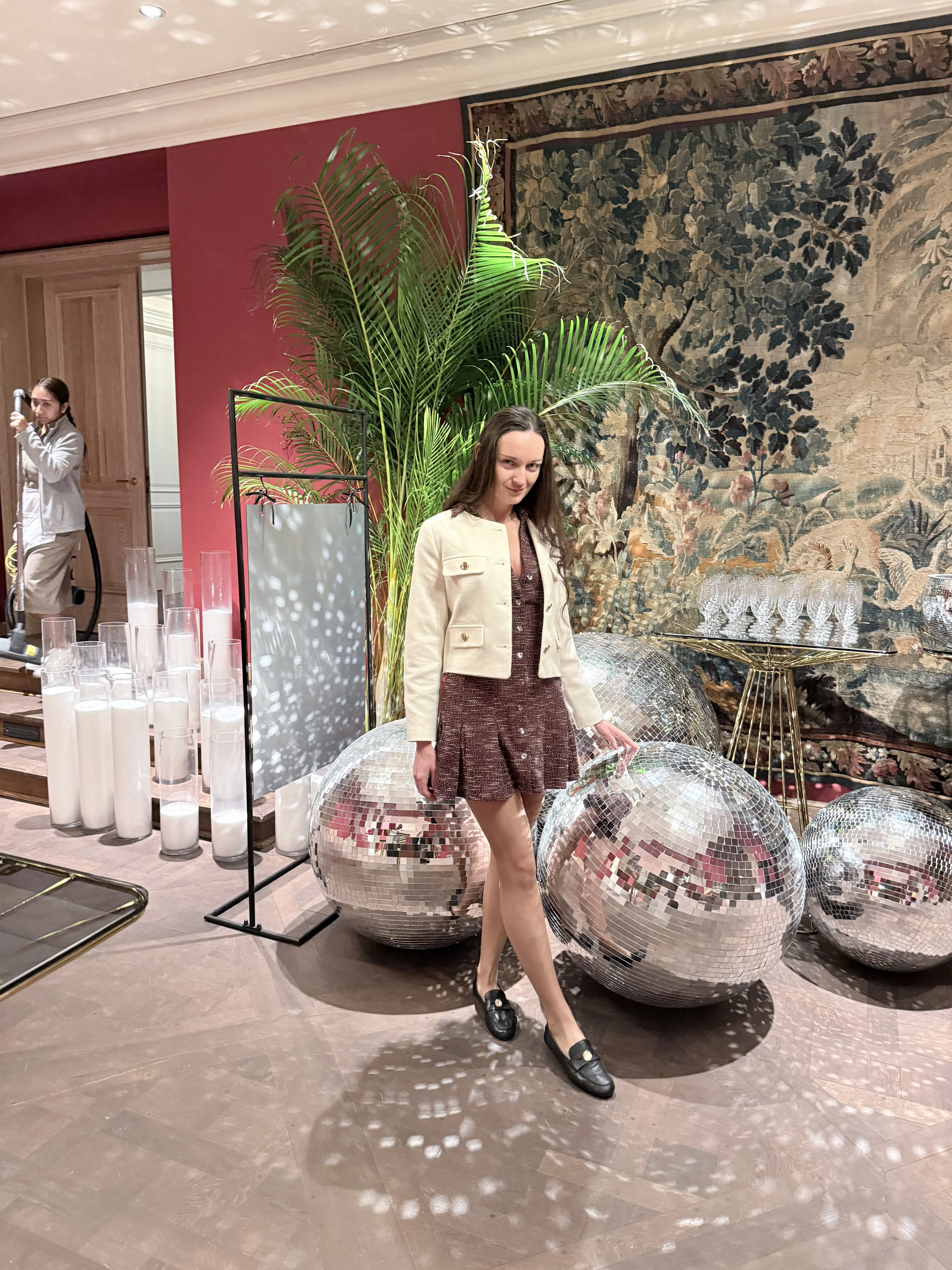 Интересно, я на работе хожу с таким же лицом, как эта эта уборщица с пылесосом? 🙂‍↕️