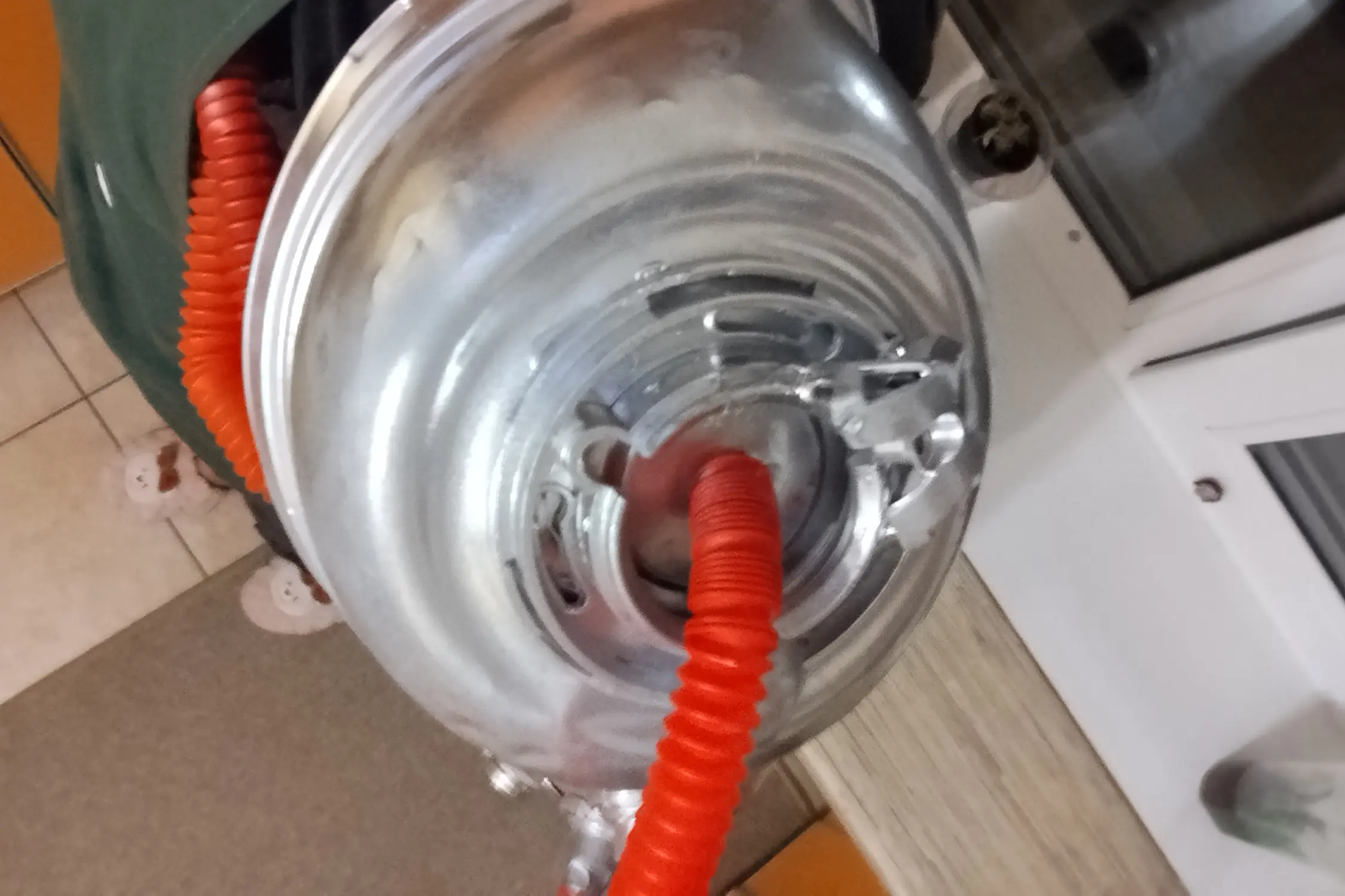 Тут можно детальнее рассмотреть элементы руки и принт на майке