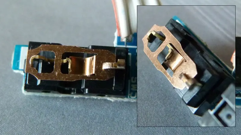 Пружина у свичей компьютерной мышки - это металлическая штука с прорезями сверху