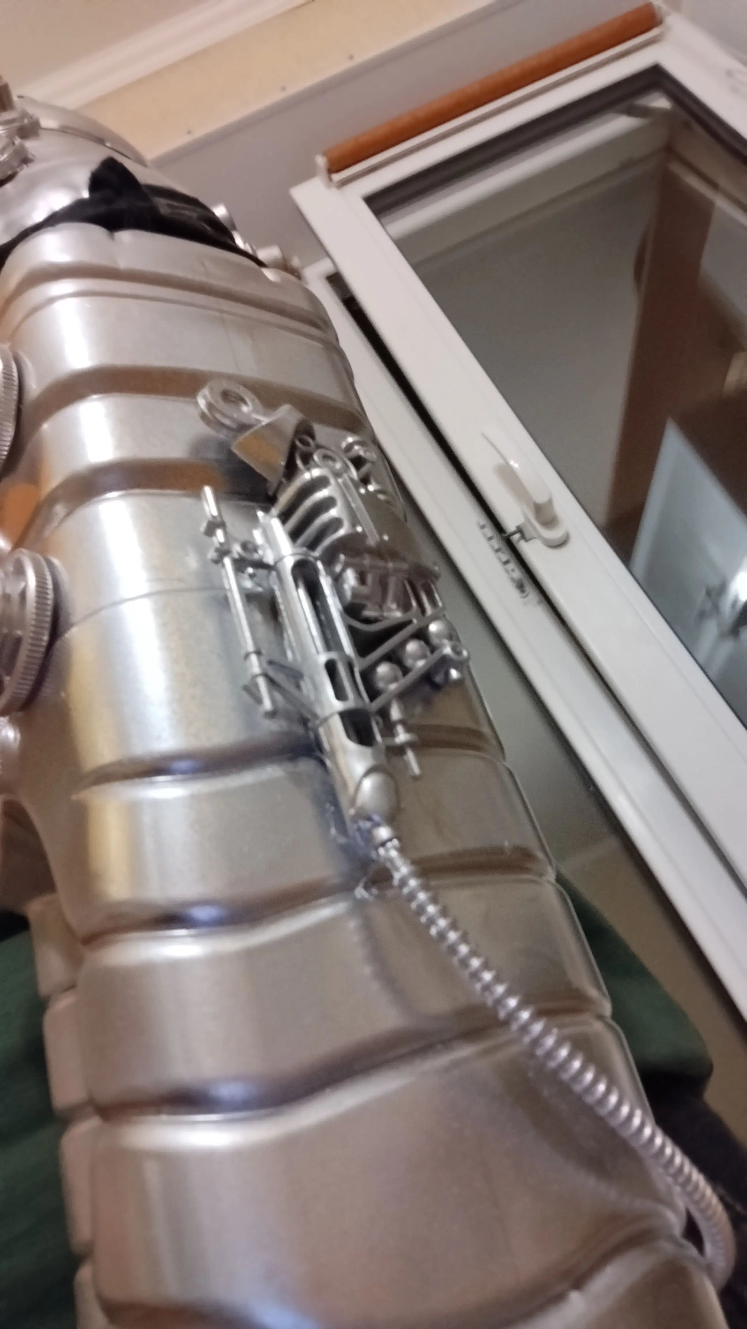 Тут можно детальнее рассмотреть элементы руки и принт на майке