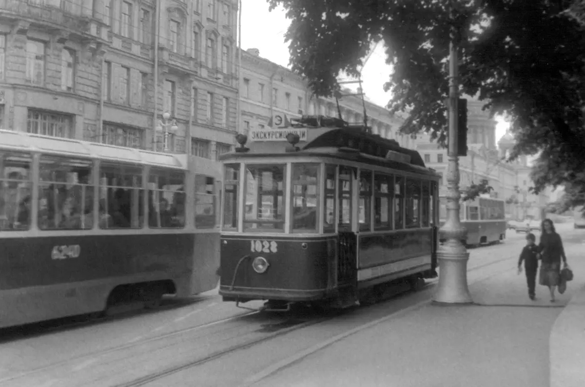 Переделанный под первый электрический трамвай, едет по первой линии электрического трамвая. Круг замкнулся. 