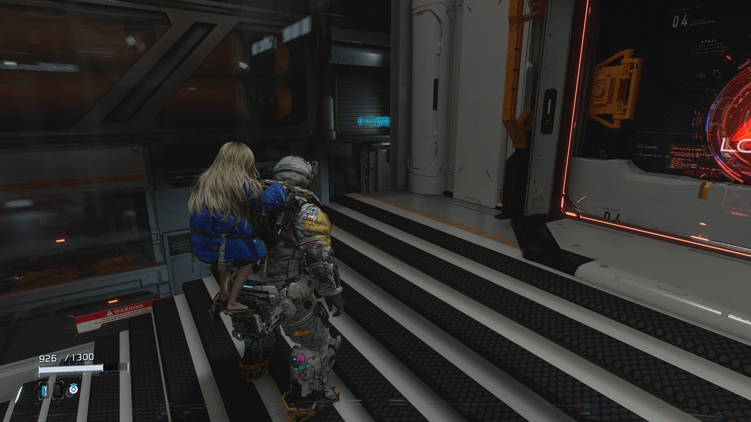 Разрабы заботливо сделали на костюме Хью платформы для ножек Дианы)