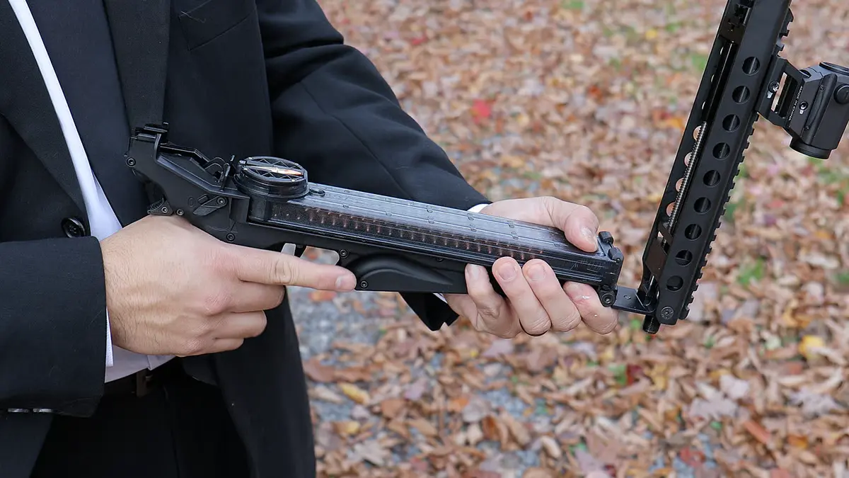 Оно ещё и переламывается для перезарядки! Извращение!