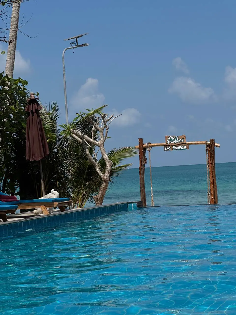 Мама говорит, что на Крым похоже. Я прошу её всегда не оскорблять Таиланд такими сравнениями. Хотя Крым неплох по-своему, конечно, тоже. 