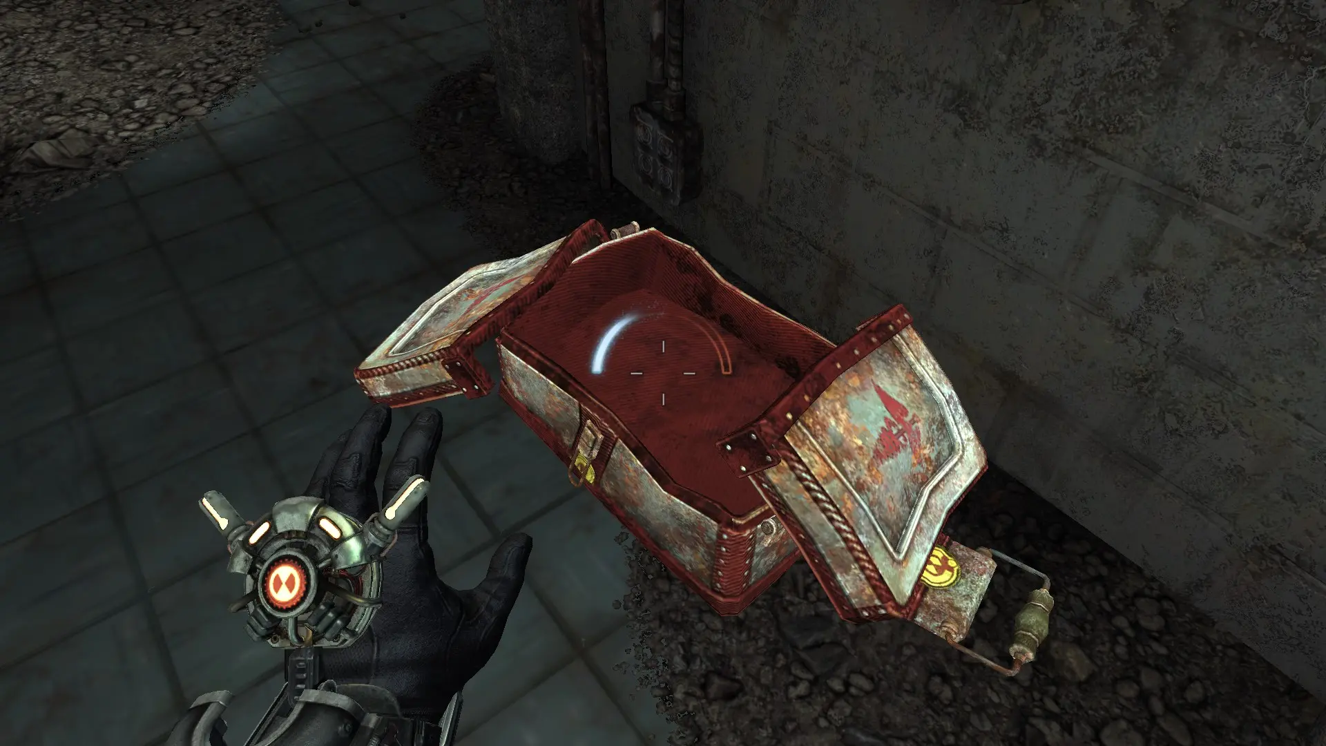 объекты можно омолаживать, возвращая им рабочий вид и лутая вот такие ящики, или состаривая до рухляди, в чём тоже есть смысл при решении пространственных головоломок