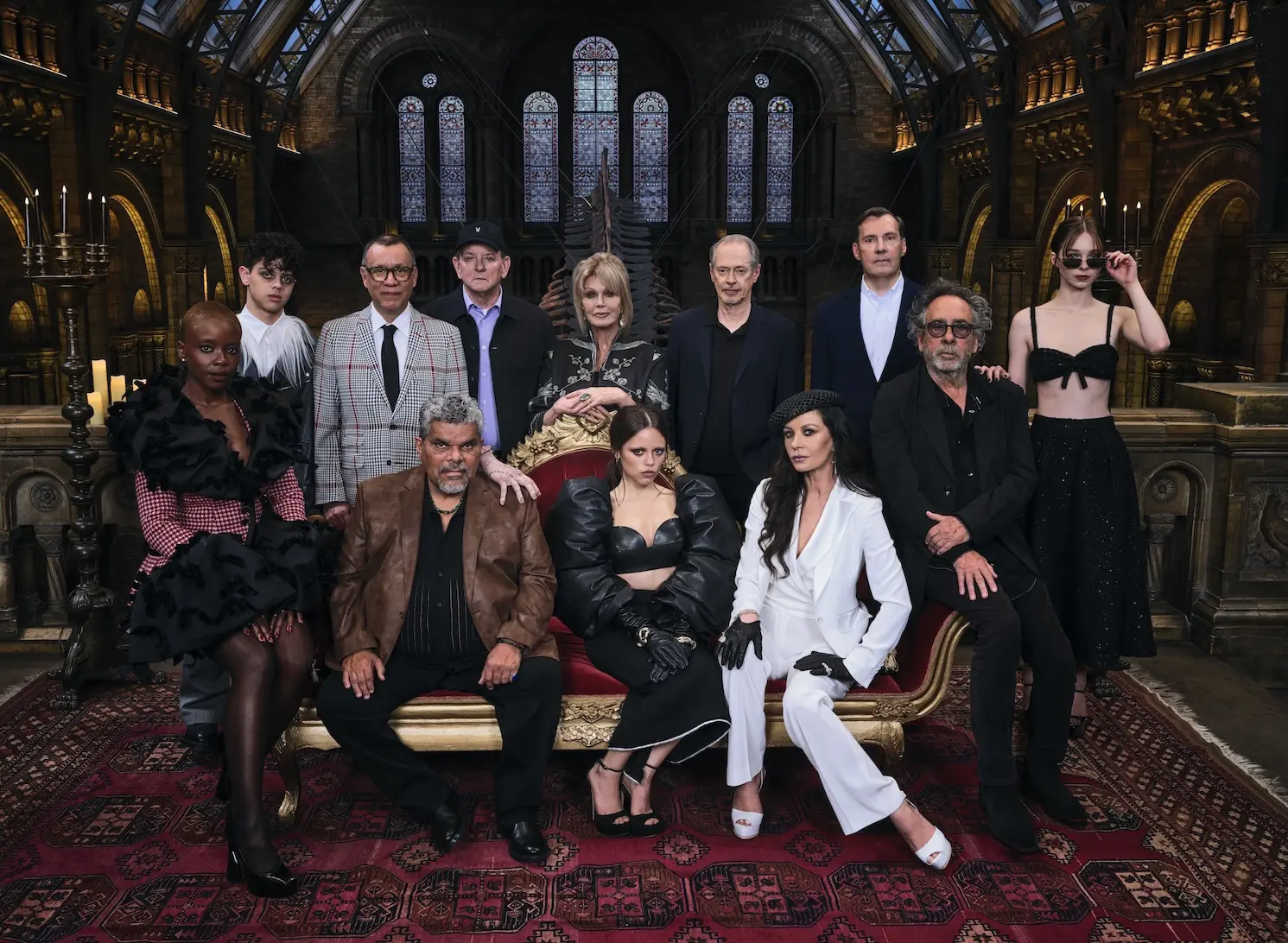 Большинство актеров, Тим Бёртон, Миллар и Гоф на промо-фото для 2 сезона "Уэнсдей"