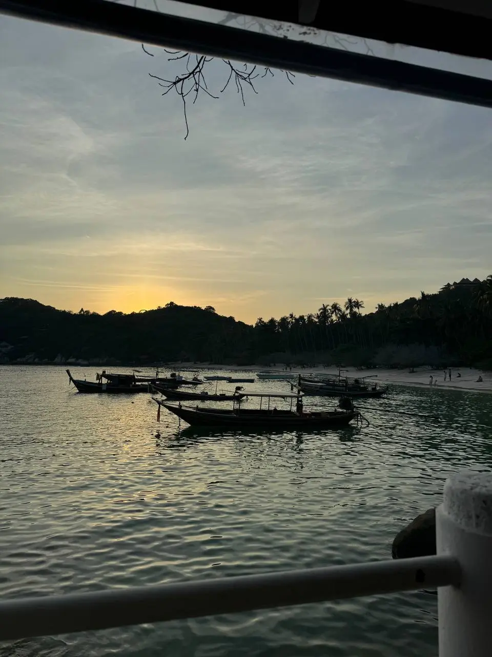 Мама говорит, что на Крым похоже. Я прошу её всегда не оскорблять Таиланд такими сравнениями. Хотя Крым неплох по-своему, конечно, тоже. 