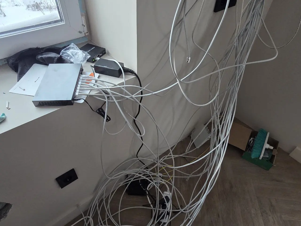 Временный PoE коммутатор, запланирован большой, быстрый и страшный. 