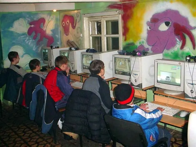 примерно так наш школьный клуб и выглядел