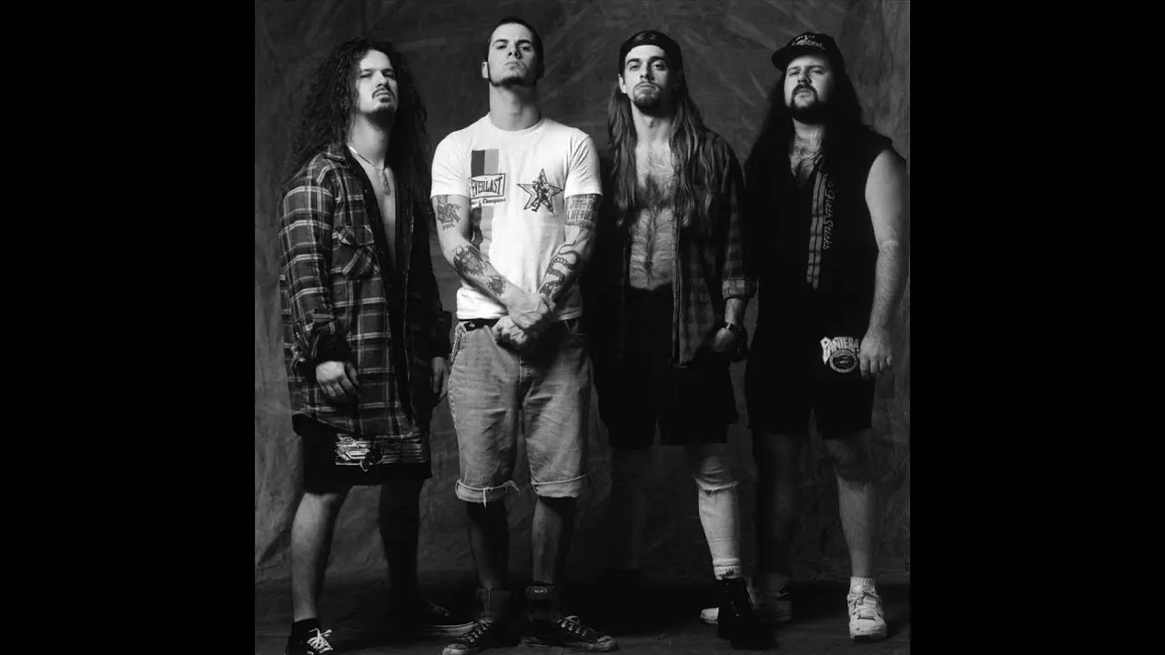 Чисто стоим с пацанами местными