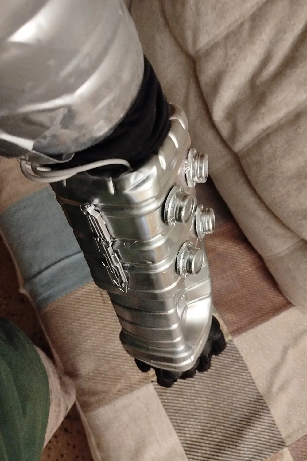 Тут можно детальнее рассмотреть элементы руки и принт на майке