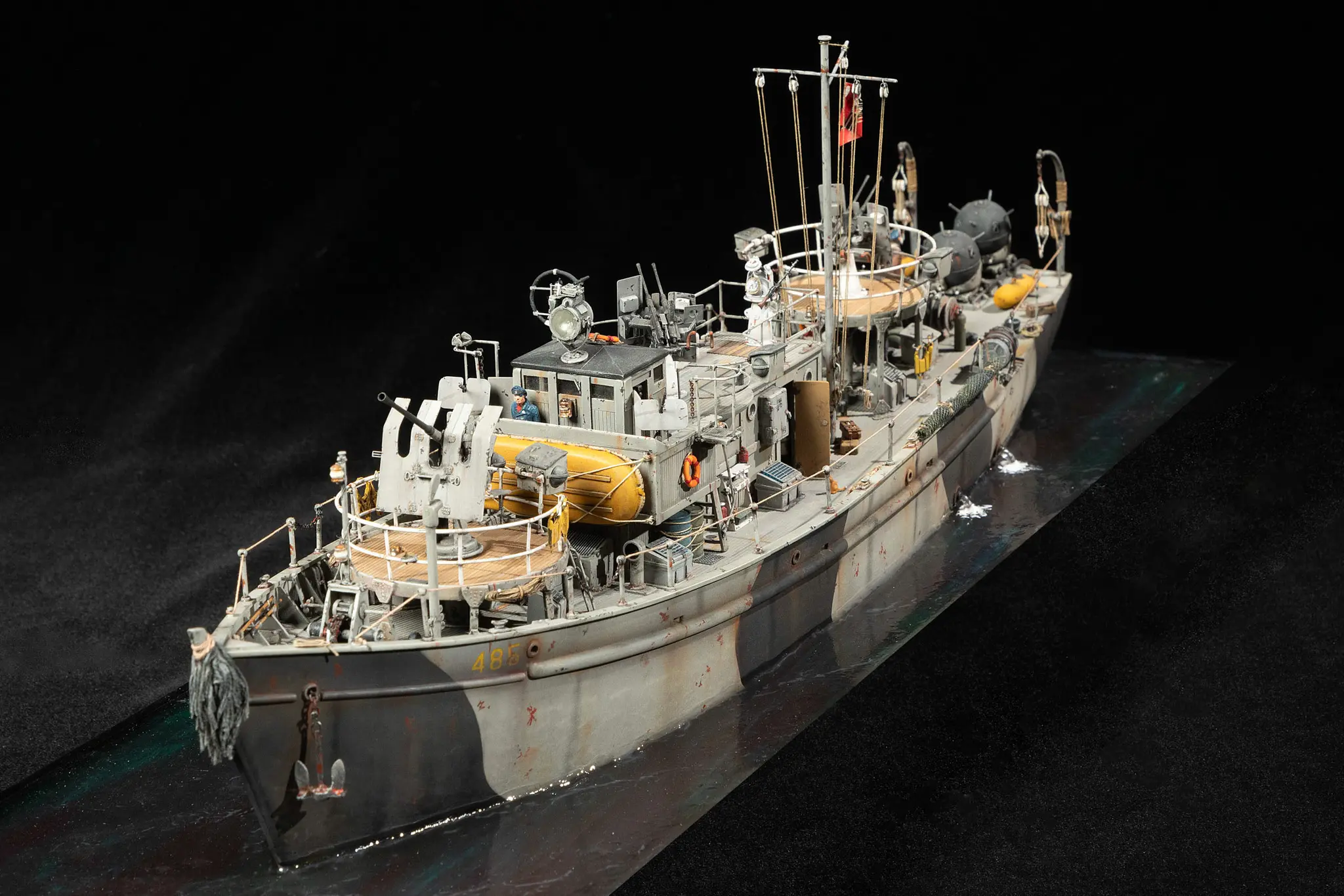 KFK типа "D" - крупнее основного массового типа, в патрульном варианте. Обратите внимание на мины на корме. 