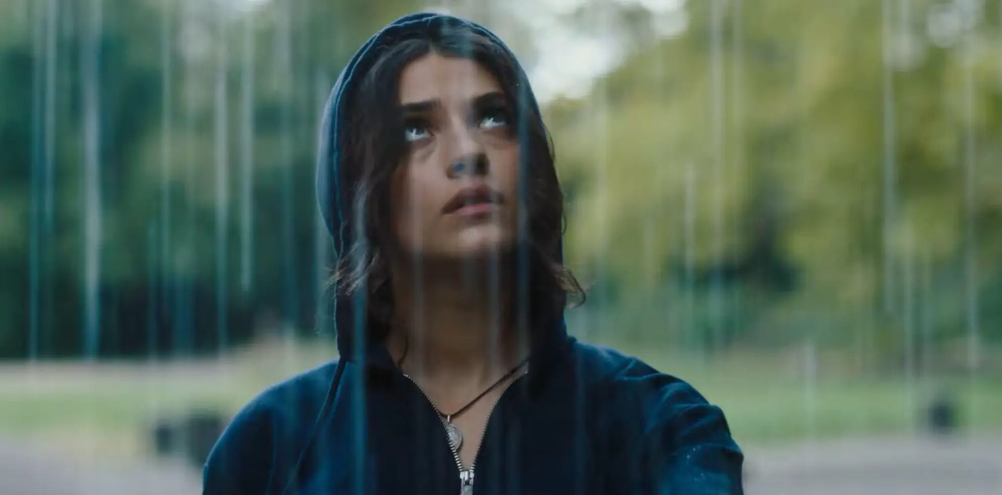 Это не слёзы девочки, это просто дождь...