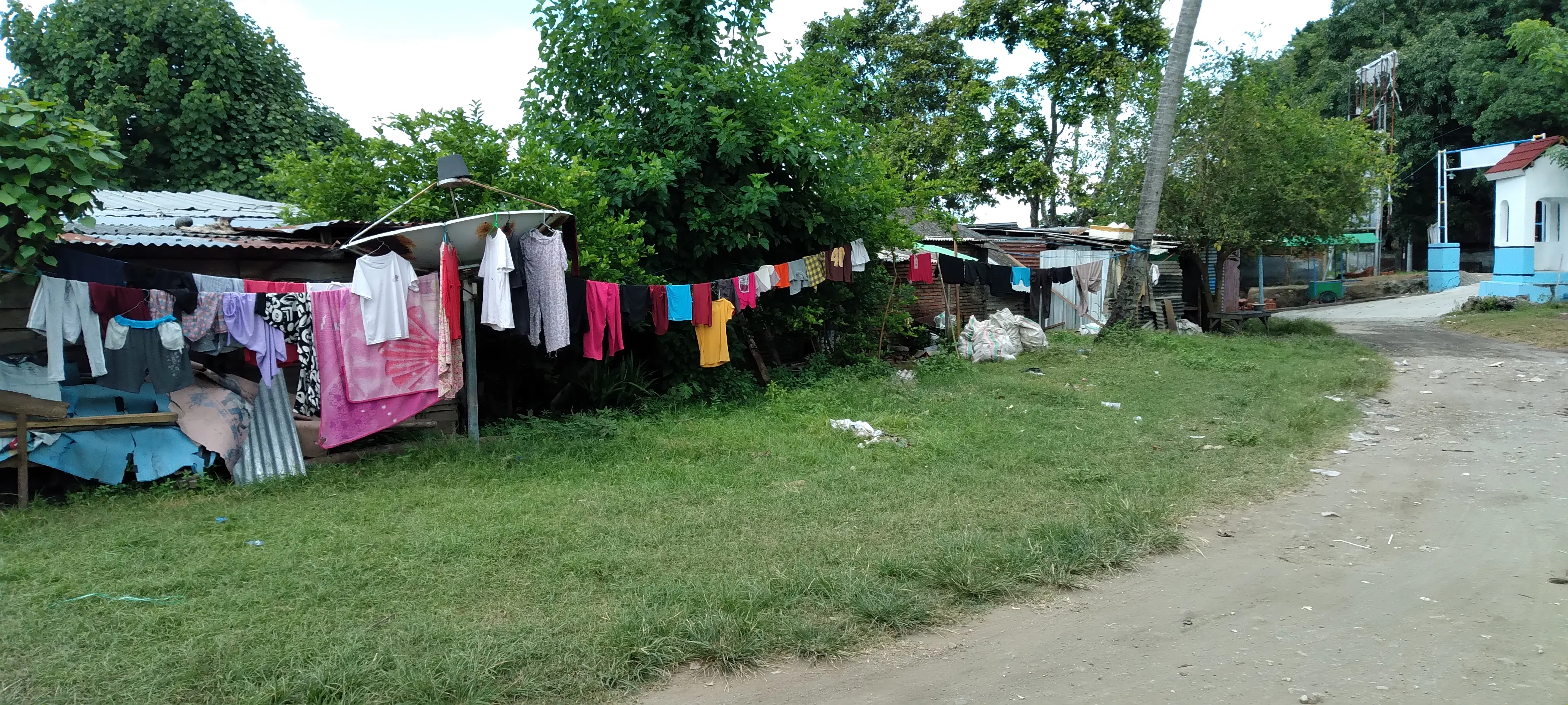 Въезд на общественный пляж ( по карте). Справа официальная арка и возможно там даже когда-то брали плату за въезд.... Но на деле тут просто домики и проход к припаркованным лодкам.