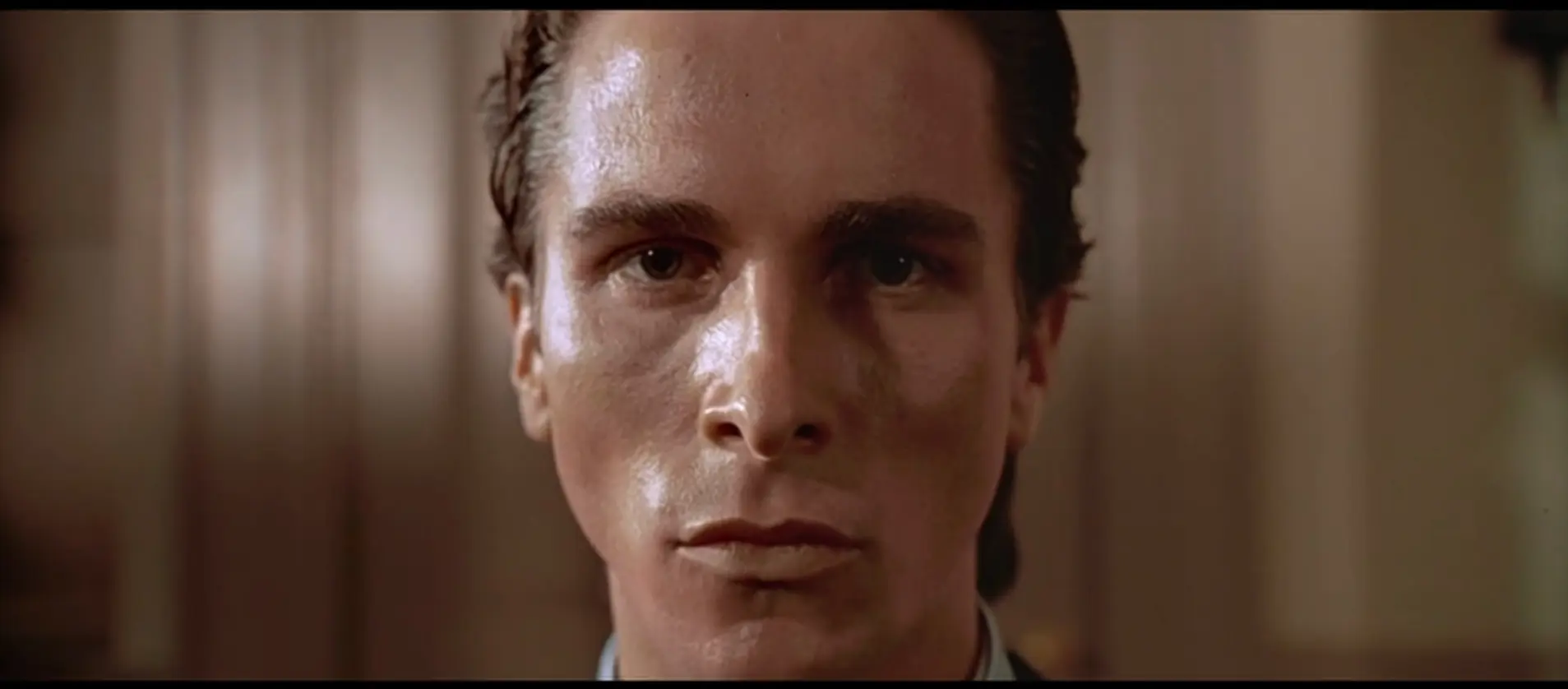 Харизма актёра немалую роль сыграла для успеха фильма. Это нужно было уметь показать все эти грани личности Патрика Бейтмана* (сначала я написал Патрик Бейл, потому что настолько хорошо сыграл, что у меня смешались актёр и персонаж).