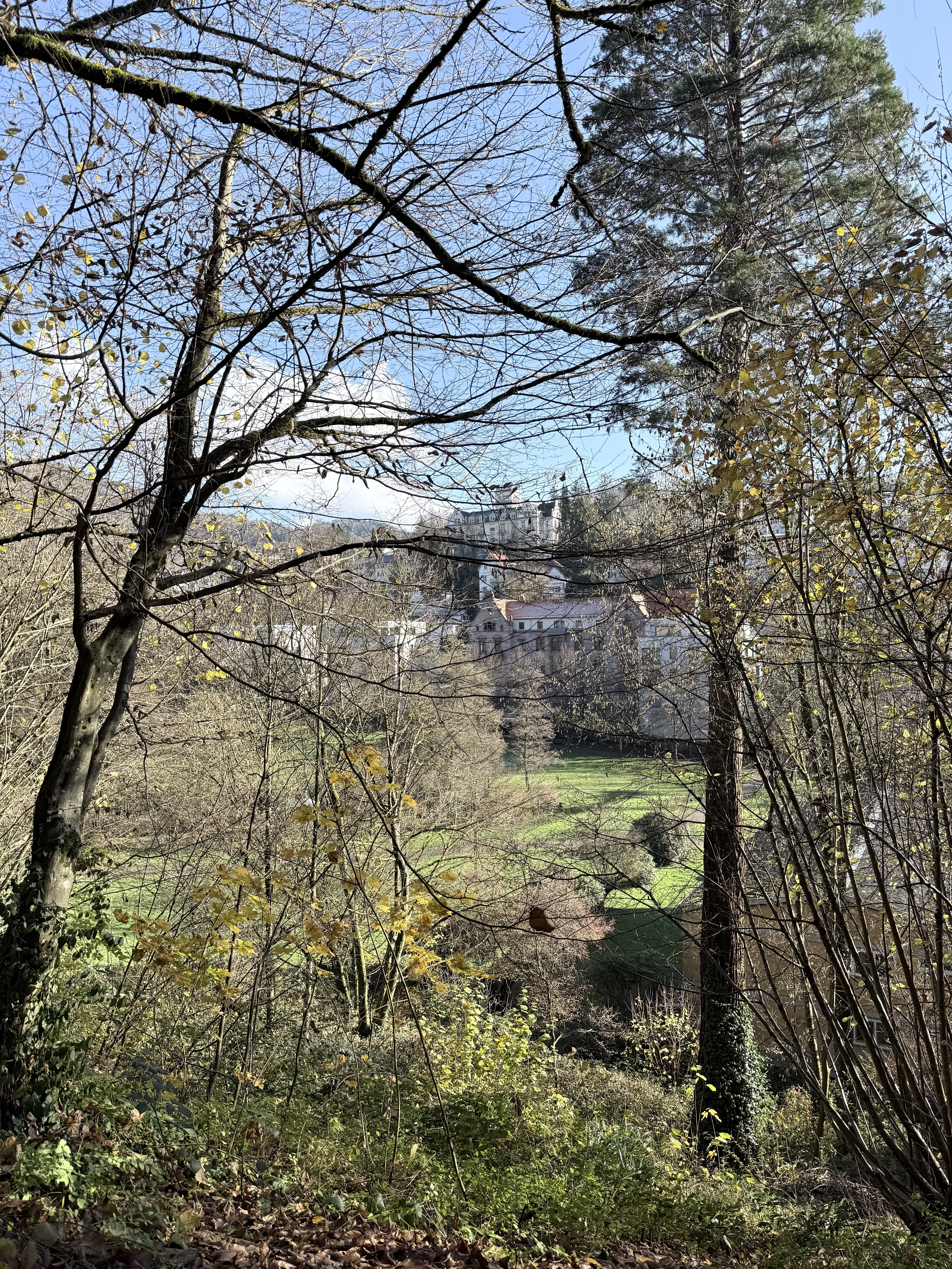 Природа восхитительна, в этом городе свой микроклимат, так как находится он в низине и окружён горами со всех сторон. 