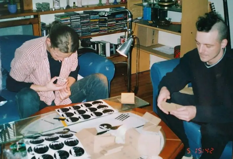 Лукаш и Томек собирают первый комплект дисков