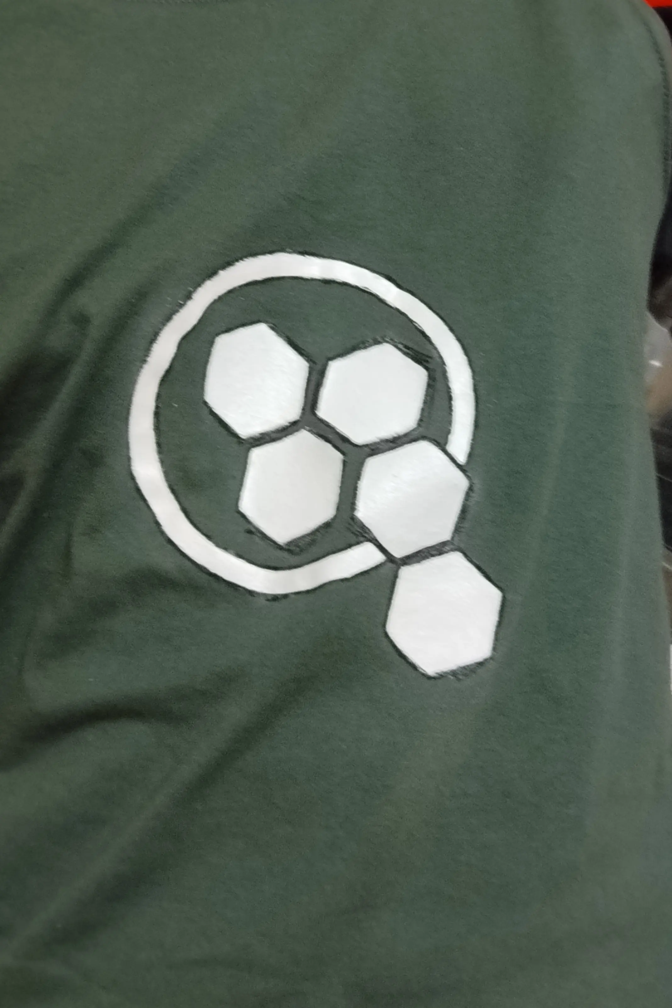 Тут можно детальнее рассмотреть элементы руки и принт на майке