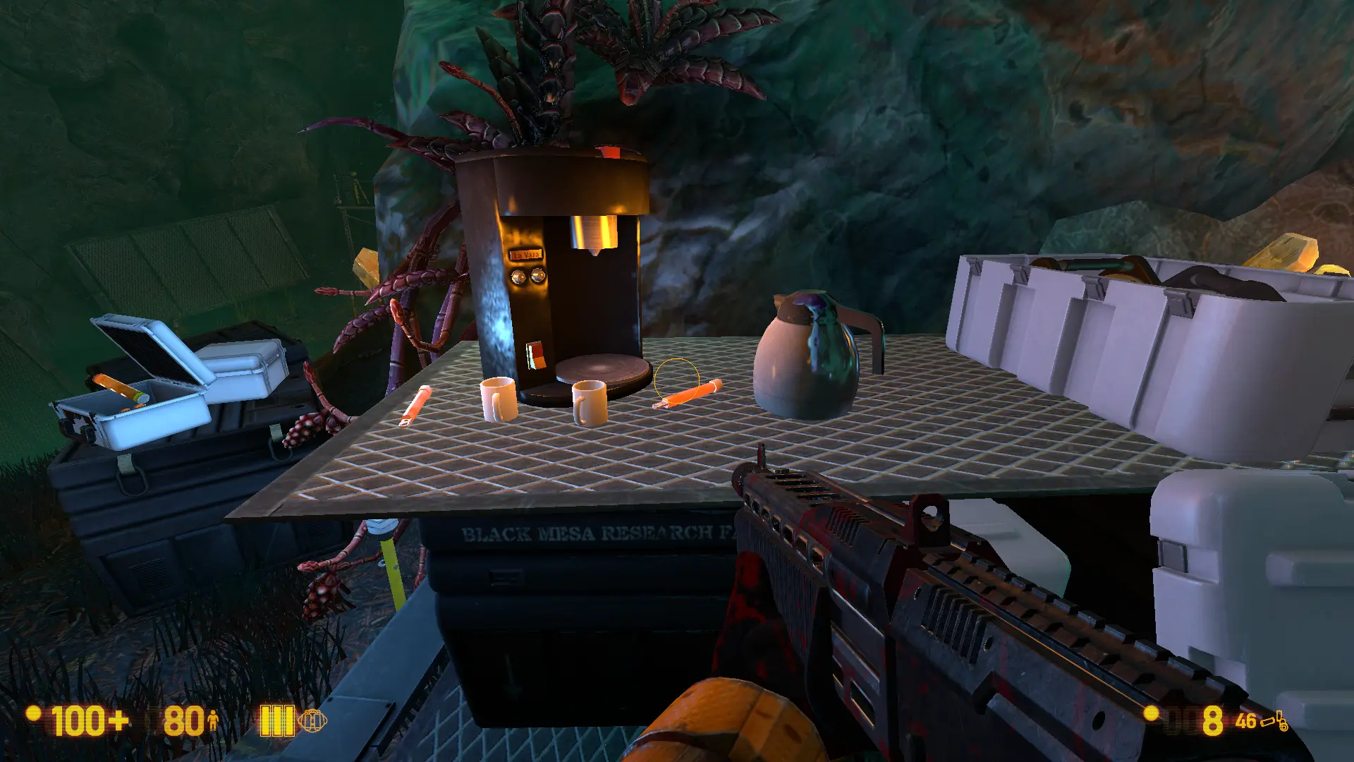 Странно видеть с одной стороны чистеньких учёных со всеми своими халатиками , но в тоже время гоняющими кофе СНАРУЖИ лаборатории по среди непонятного измерения в котором куча странной живности XD 