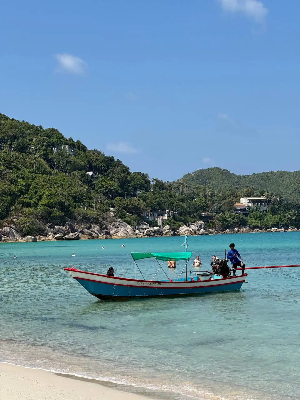 Мама говорит, что на Крым похоже. Я прошу её всегда не оскорблять Таиланд такими сравнениями. Хотя Крым неплох по-своему, конечно, тоже. 