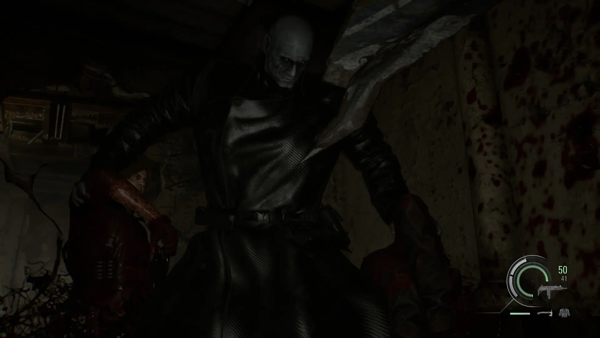 леон слегка порвался