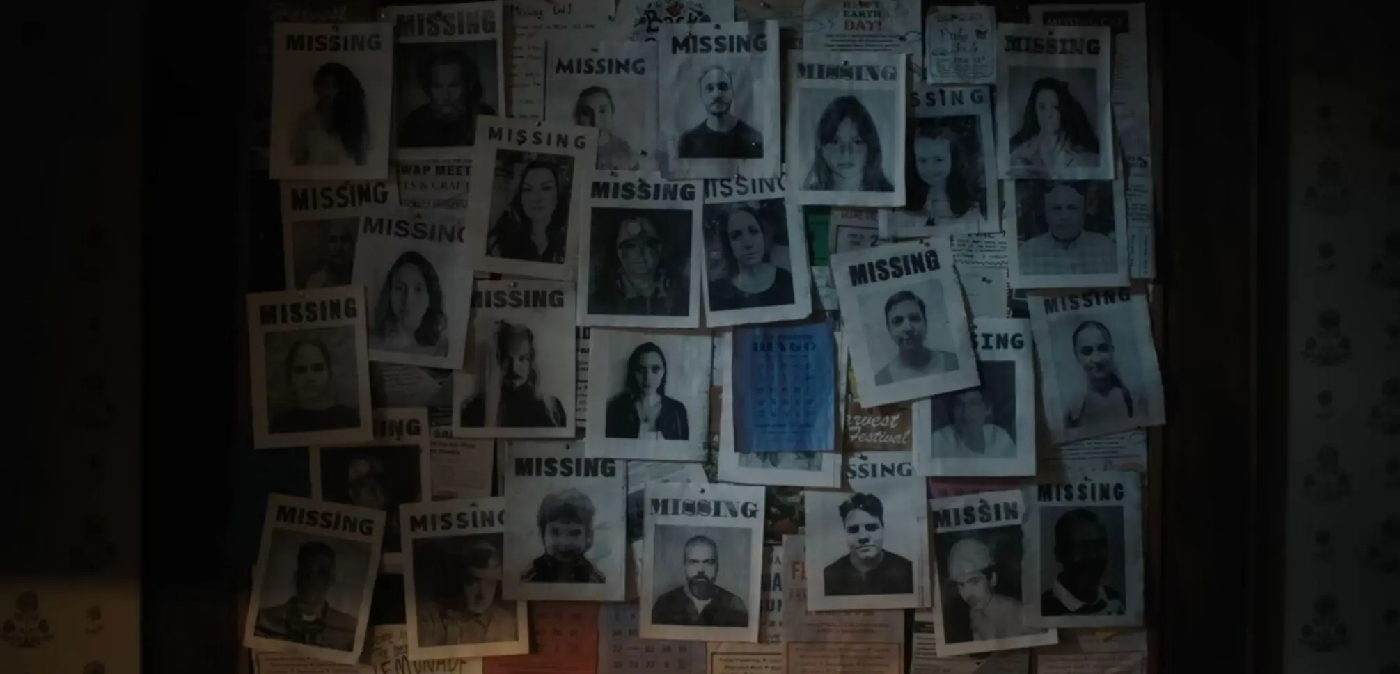 Забавно, что в титрах так обыграли всех, кто принимал участие...нельзя злить фанатов))