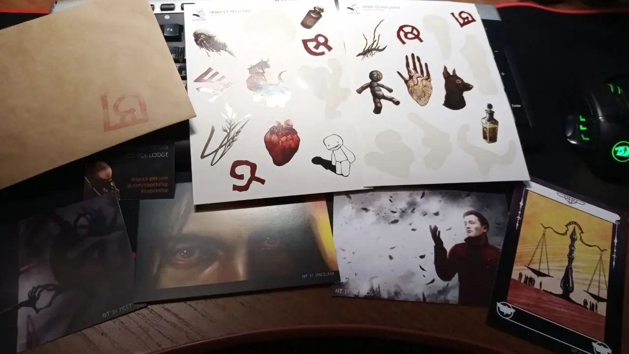 Моя коллекция. Открытки и футболки — из официального магазина Ледорубов, когда он еще существовал; где-то дома еще лежит постер с внутриигровой картины. Далее зин (или зайн?) — сборник фанатских артов, единственный, на который я не поскупилась. Есть еще маленький вязаный трагик, которого мне подарили, но на фото он не попал.