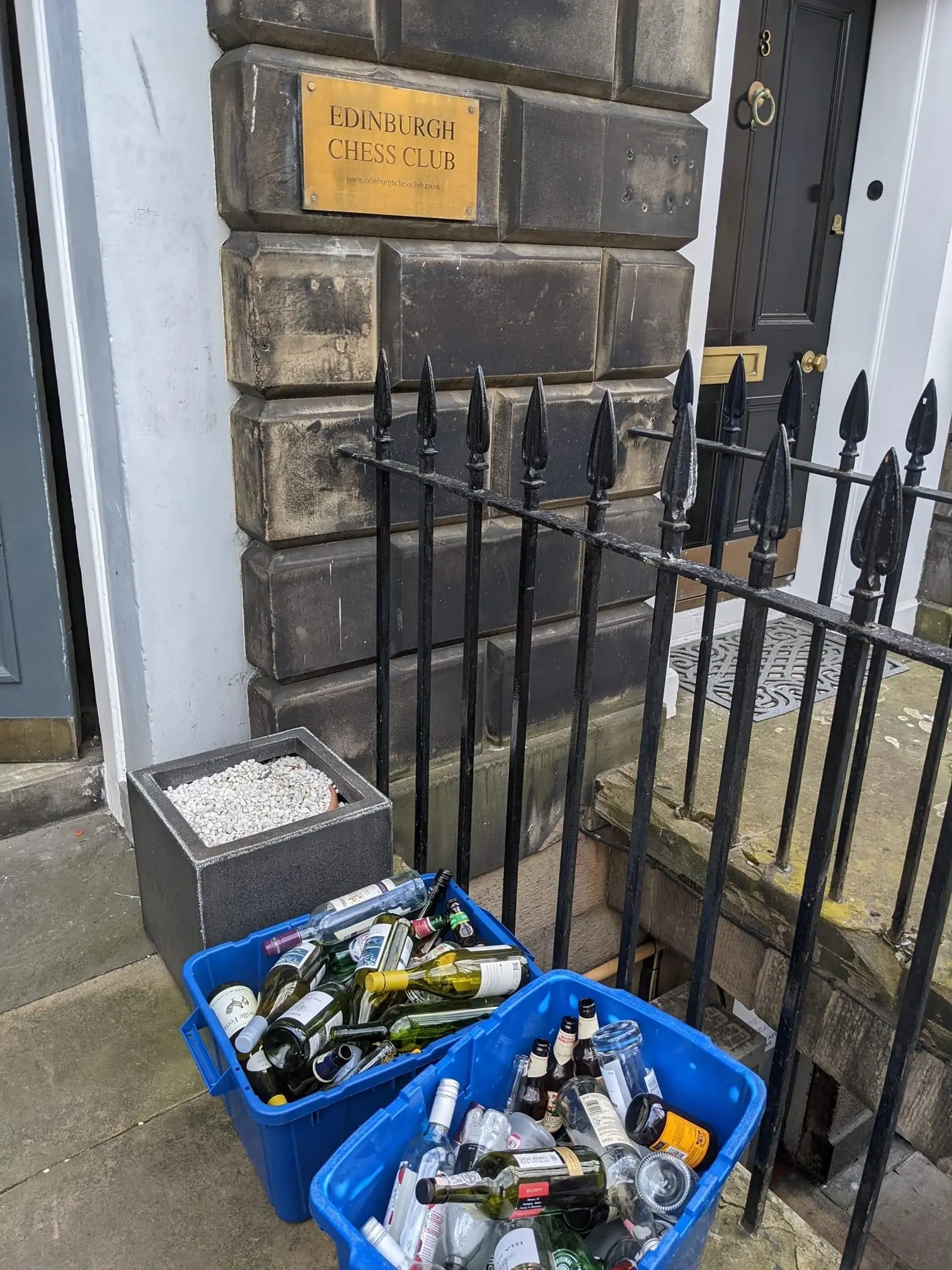 (На табличке написано - "Шахматный Клуб Эдинбурга" )