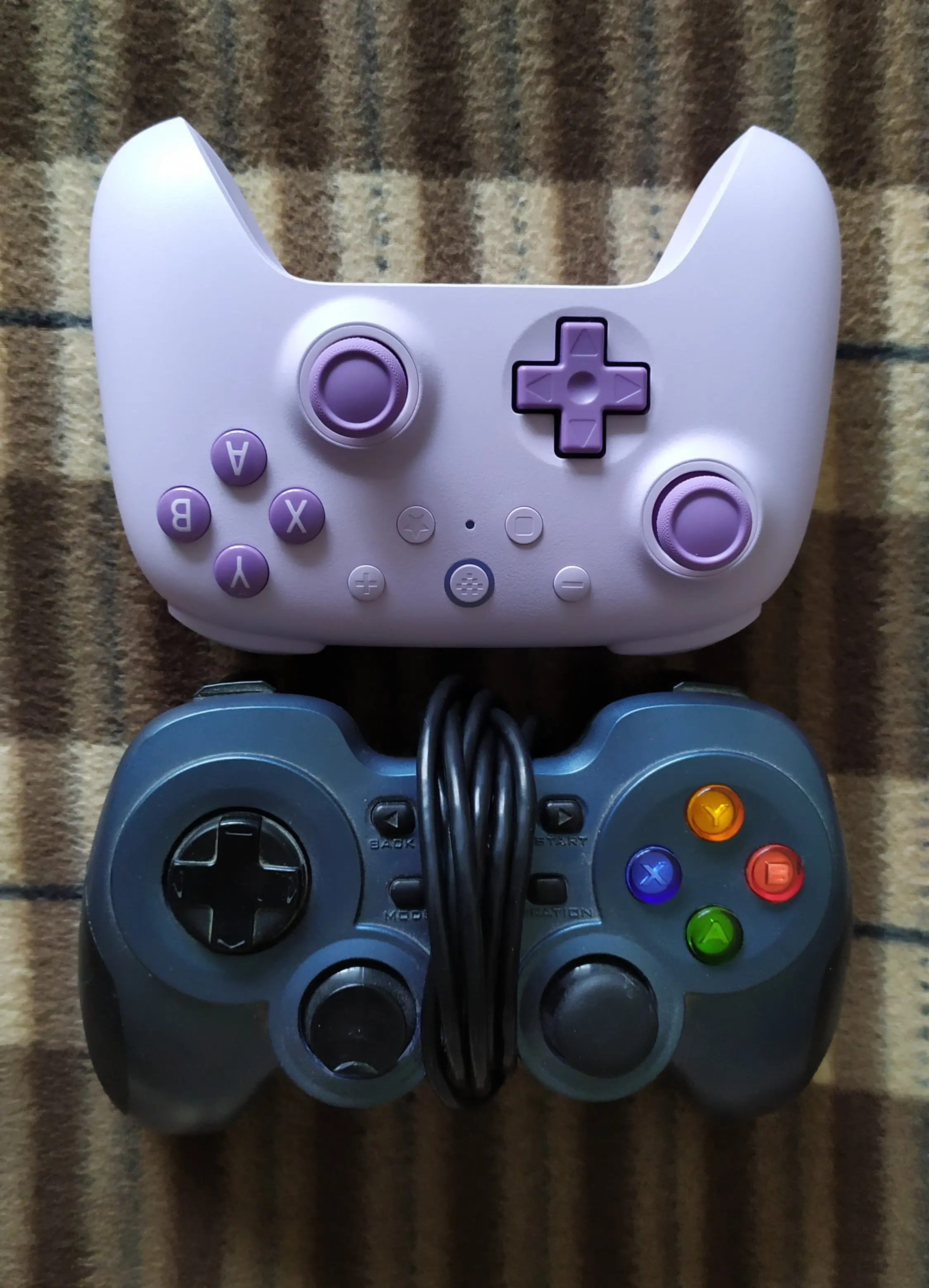 Позавчера таки купил геймпад. Первый геймпад за годы игрового стажа