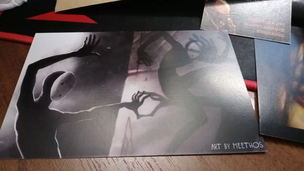 Моя коллекция. Открытки и футболки — из официального магазина Ледорубов, когда он еще существовал; где-то дома еще лежит постер с внутриигровой картины. Далее зин (или зайн?) — сборник фанатских артов, единственный, на который я не поскупилась. Есть еще маленький вязаный трагик, которого мне подарили, но на фото он не попал.