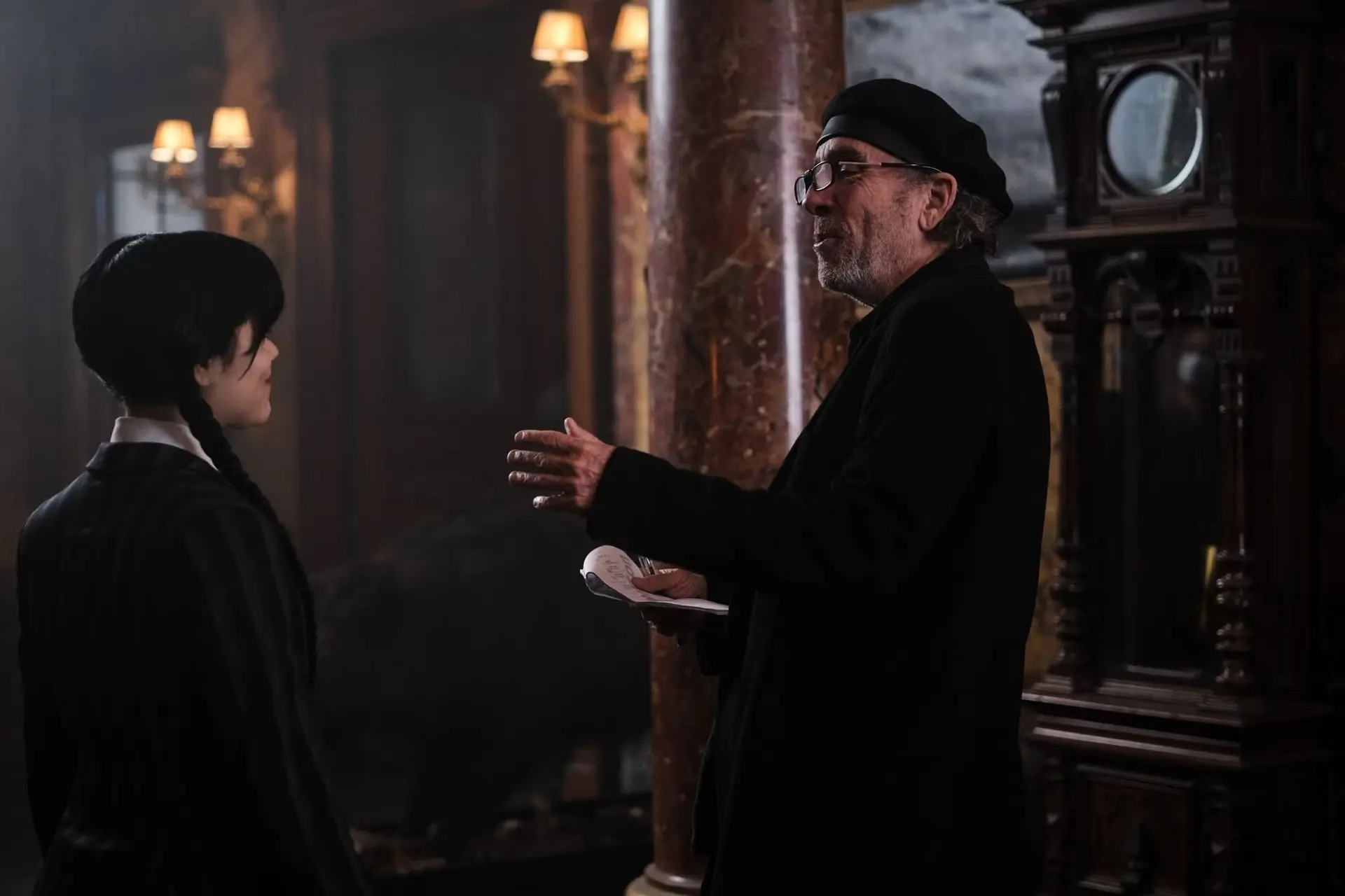 Тим Бертон и Дженна Ортега на съемках 2 сезона "Уэнсдей"