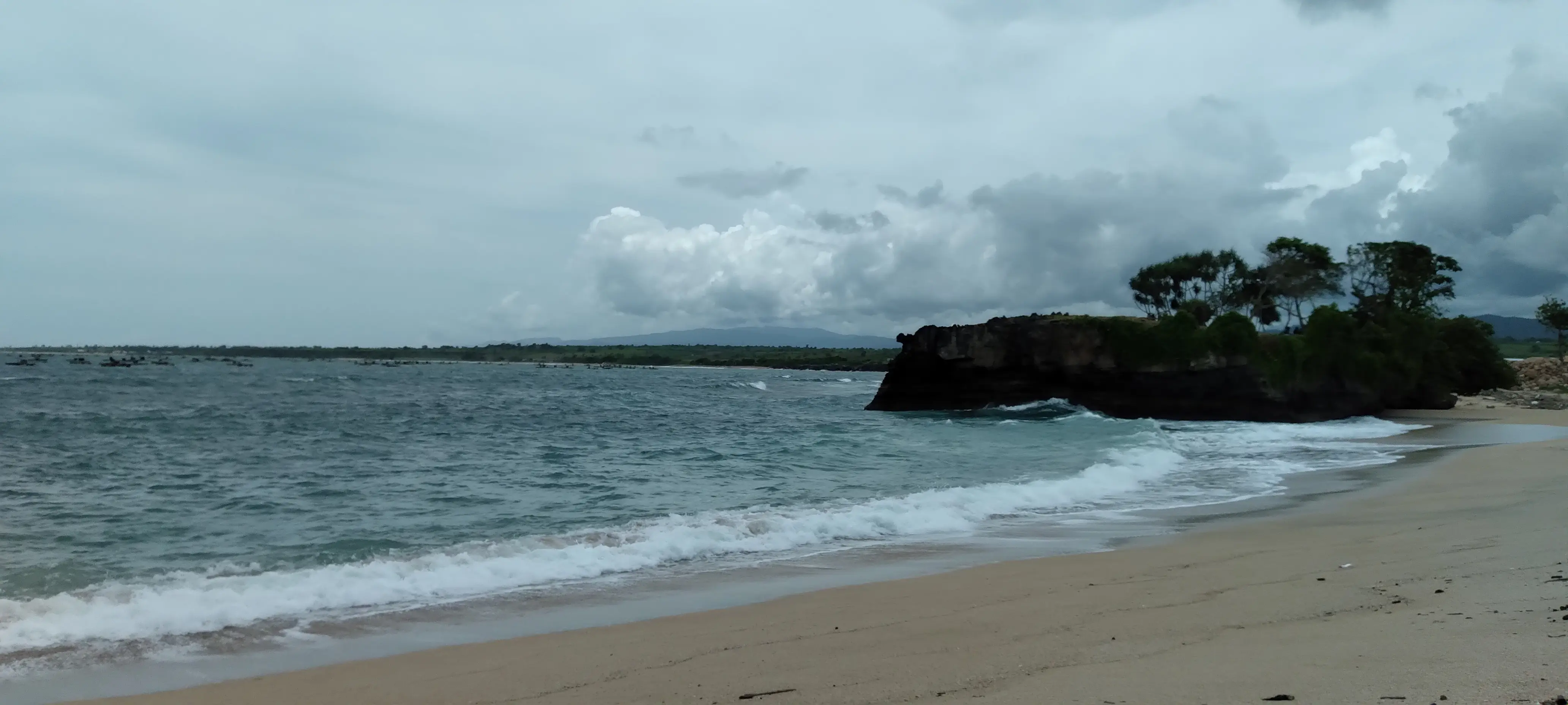 Единственный пляж с песком и глубиной. Но... были волны такие, что меня шваркнуло и перевернуло пару раз. После этого попытки купаться я там прекратил