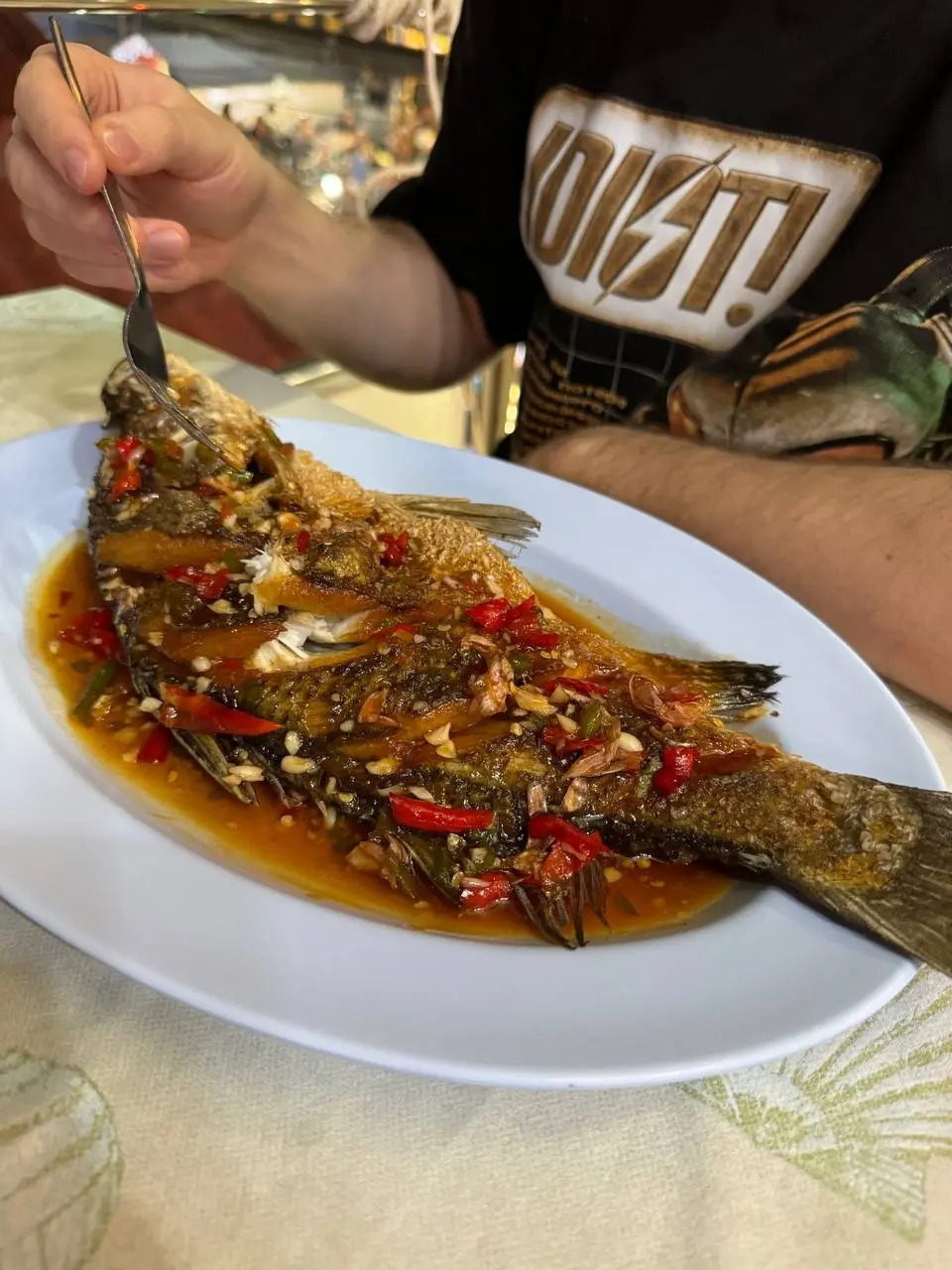 Вот такая рыбёха значится как Sea Bass. В РФ рыба под этим названием совсем иначе приготовлена, и вообще другое блюдо (не факт, что хуже, просто другое). Если будете тут - обязательно попробуйте, стоит 250-350 бат, это просто мегакачественный нахрюк.