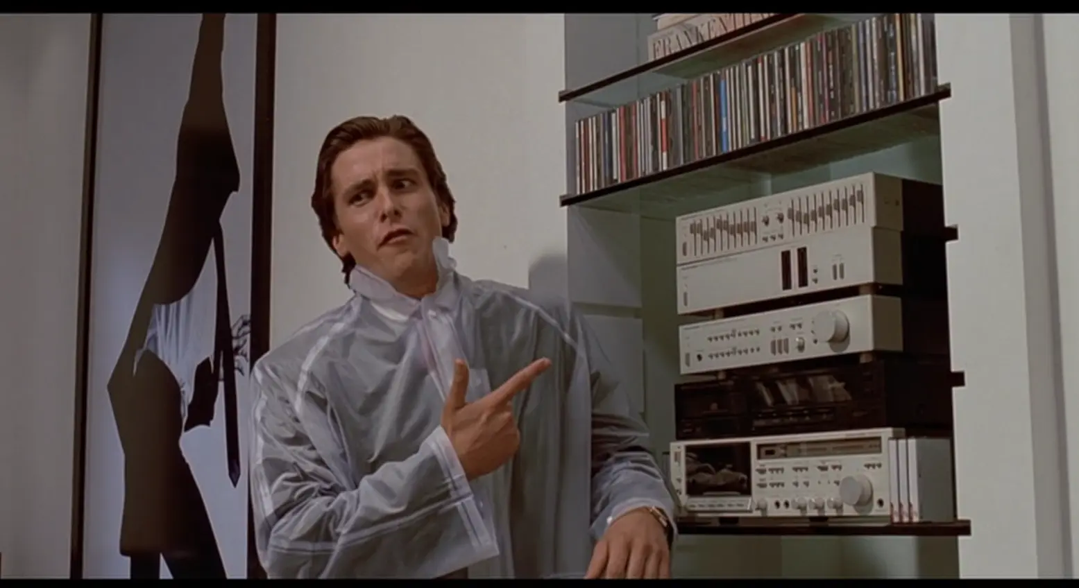 Тот самый кадр из фильма, который стал шаблоном к мему «Когда песня становится крутой на такой-то минуте». Это на 28:00 в хронометраже фильма. А ещё я никогда не задавался вопросом, зачем в этот момент на персонаже надет дождевик в помещении. А всё очень просто — чтобы не запачкать свой костюм об биологическое содержимое.