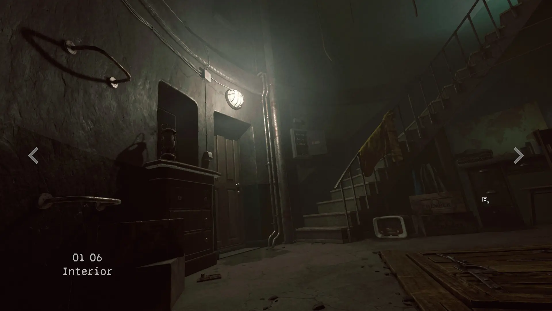 Люк в правом углу как бы говорит нам: "Отсюда вылезет ебака прямо в камеру, жди", но увы, то ли разрабы сочли скримеры слишком пошлым приемом, то ли я не дождался.