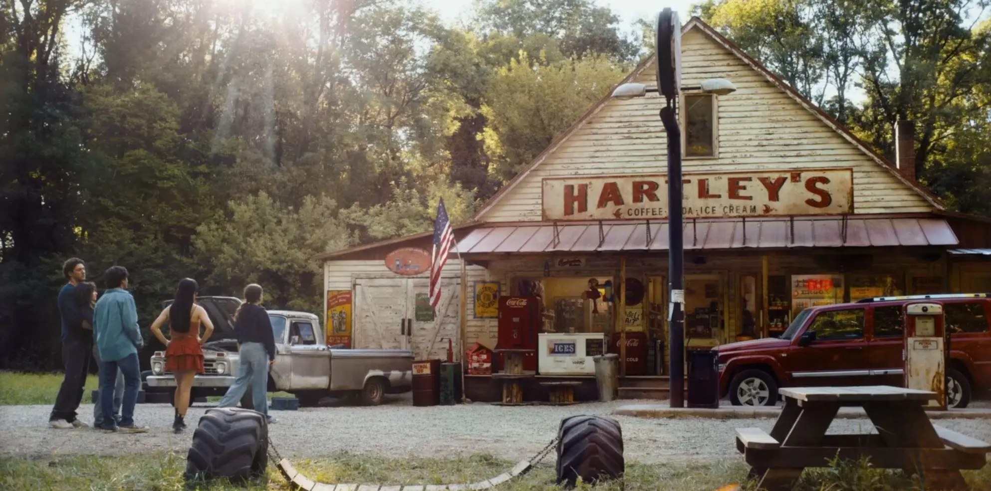 почему 75% трэш ужастиков, начинаются вот у таких вот магазинчиков? 