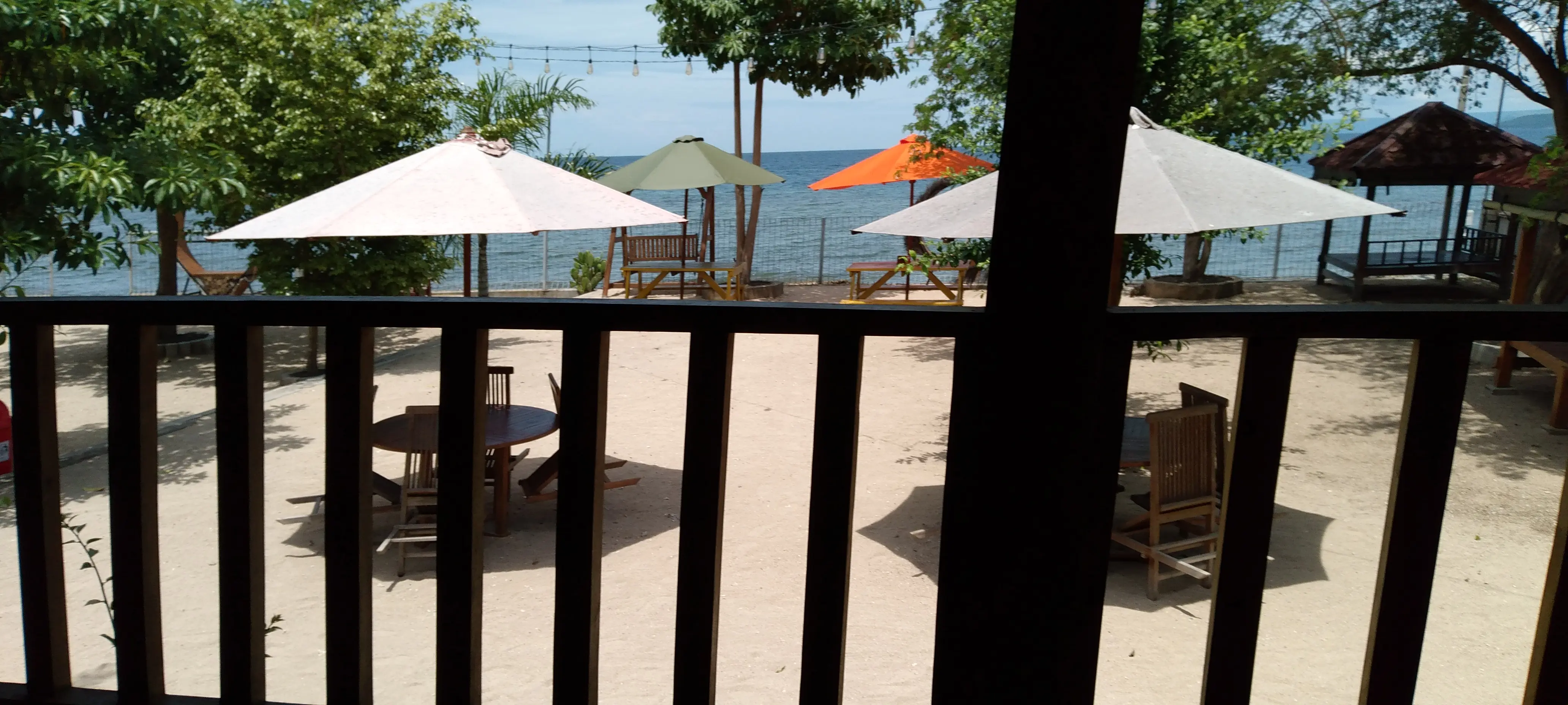 Местная первая линия. Да, забор. За ним вода по колено. И она метров на 150-200 вперед. Не покупаться.