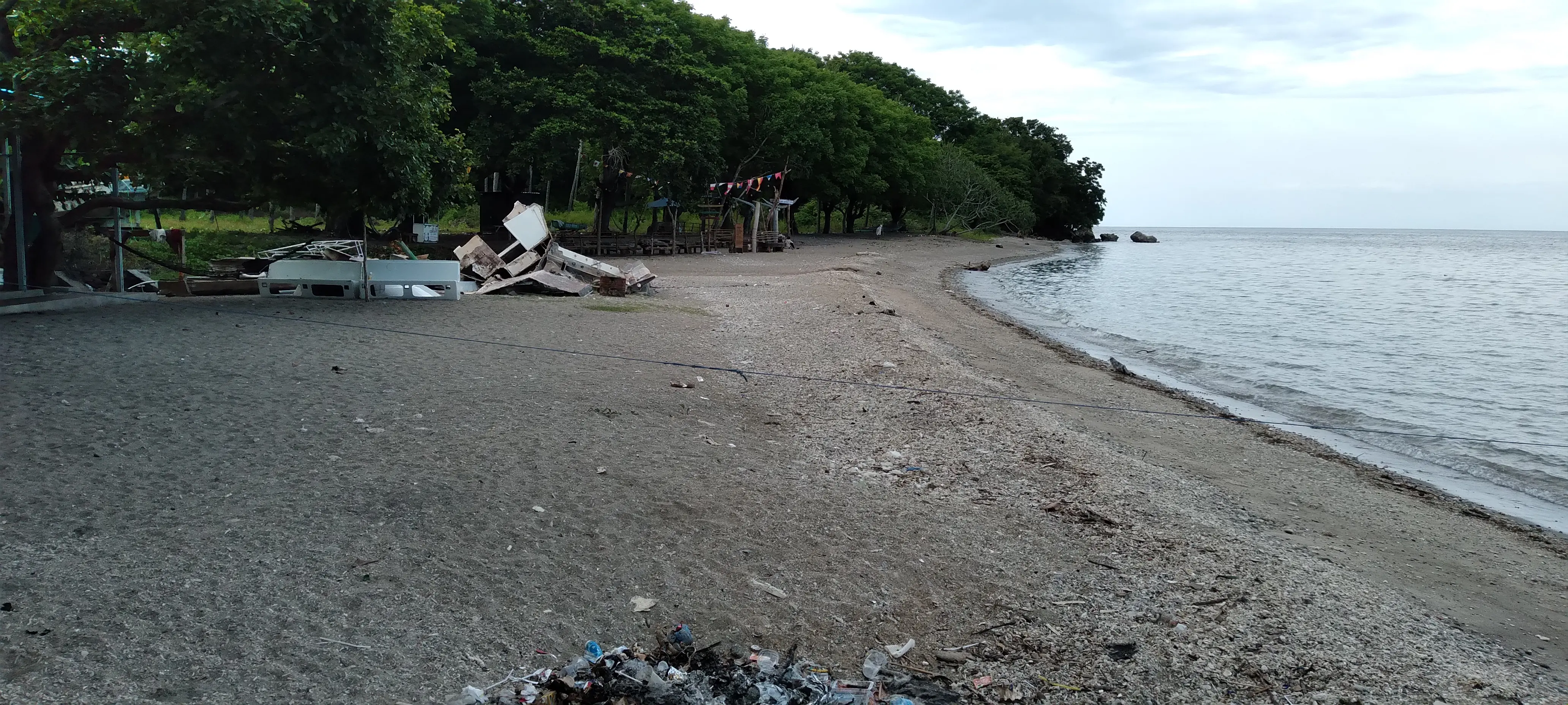 Один из немногих пляжей где можно было зайти в воду по песку. Но мусора много + полно лодок припаркованных