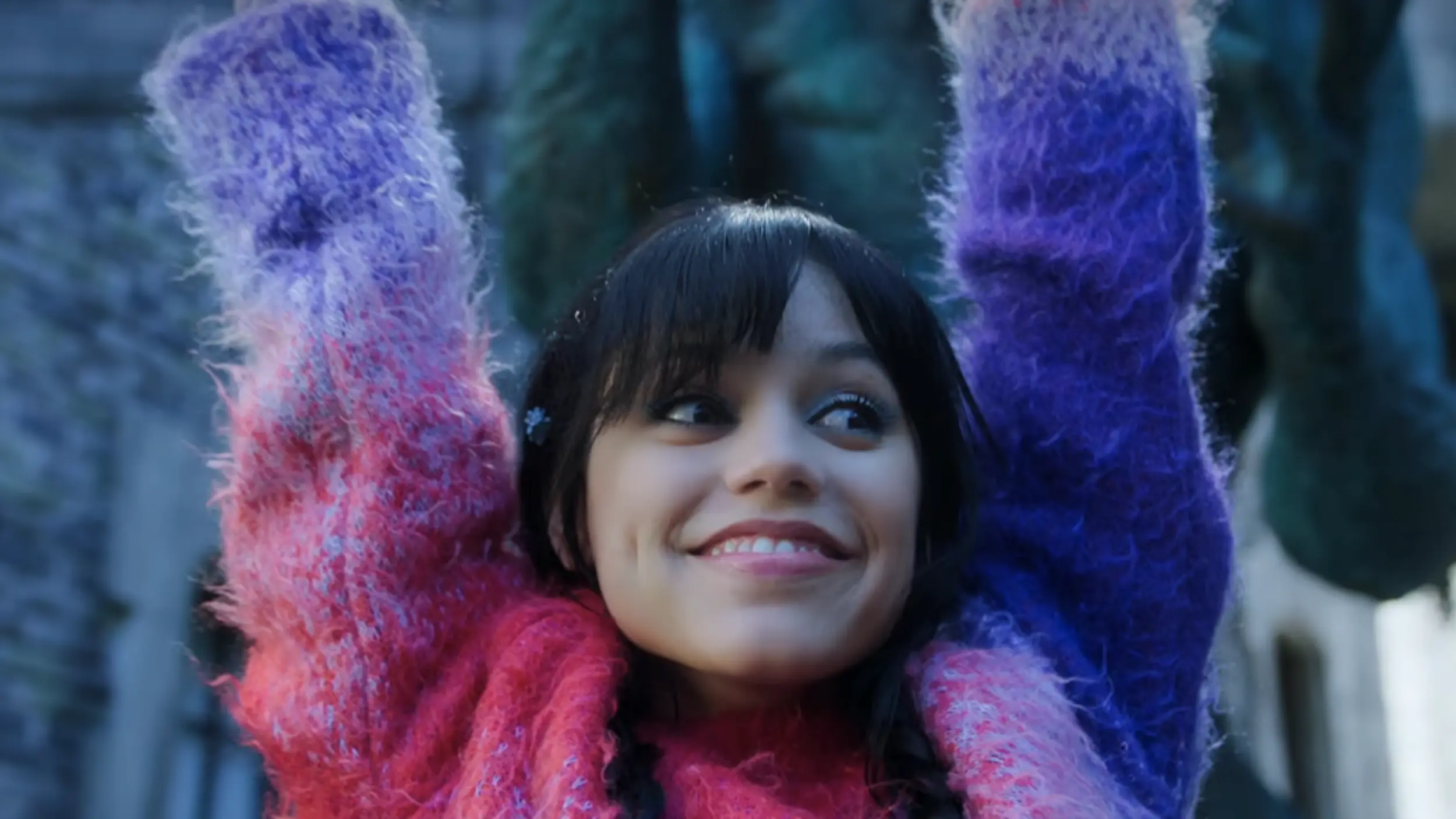 Очень странно видеть Уэнсдей такой, хотя мне забавно представлять, как кайфовали актрисы от этого "обмена"