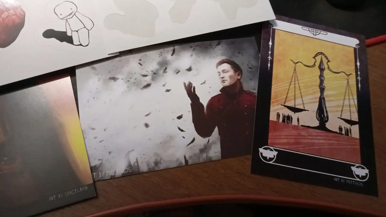 Моя коллекция. Открытки и футболки — из официального магазина Ледорубов, когда он еще существовал; где-то дома еще лежит постер с внутриигровой картины. Далее зин (или зайн?) — сборник фанатских артов, единственный, на который я не поскупилась. Есть еще маленький вязаный трагик, которого мне подарили, но на фото он не попал.