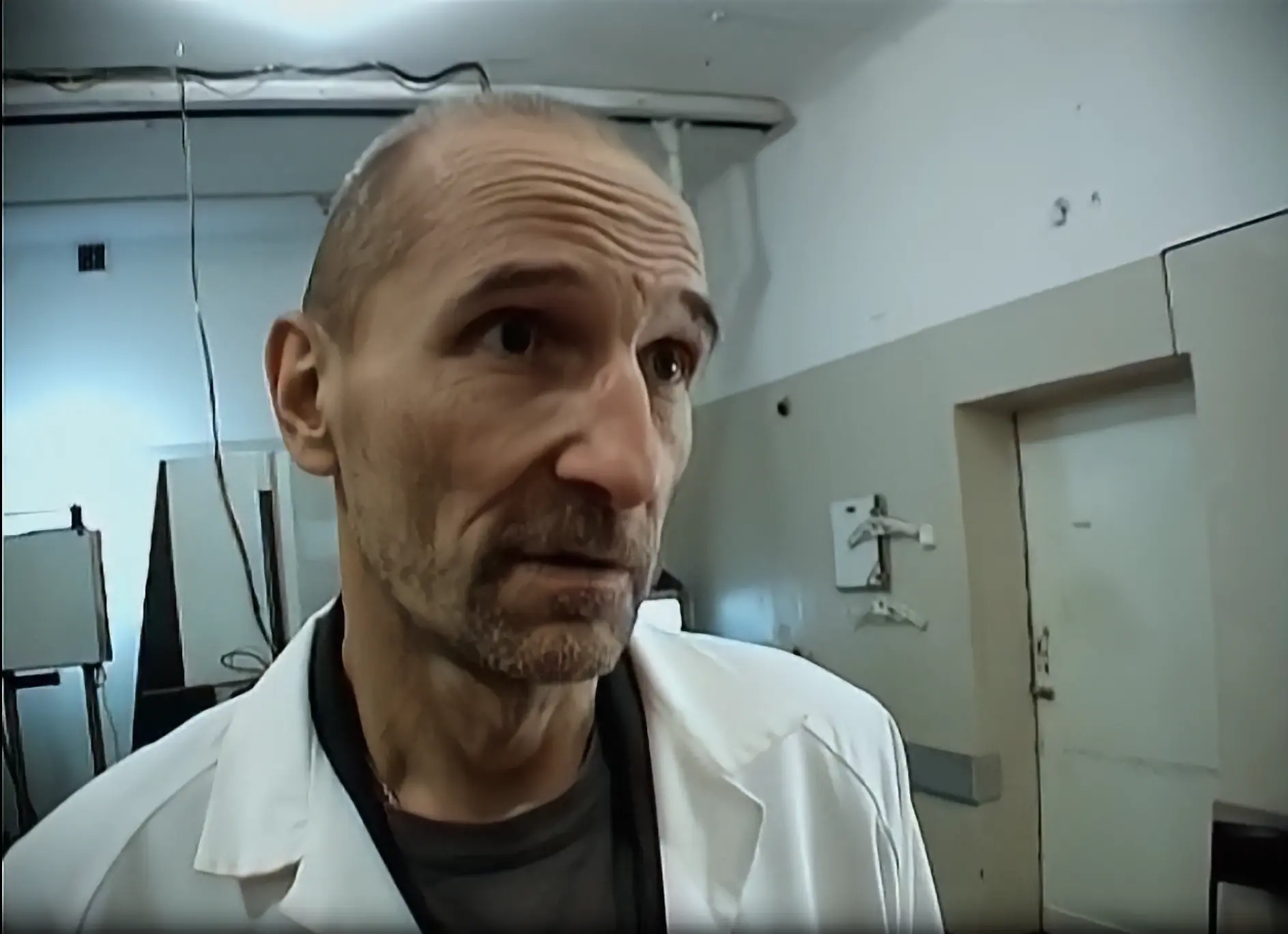 Типа главный профессор, говорящий от тем космоса до личных