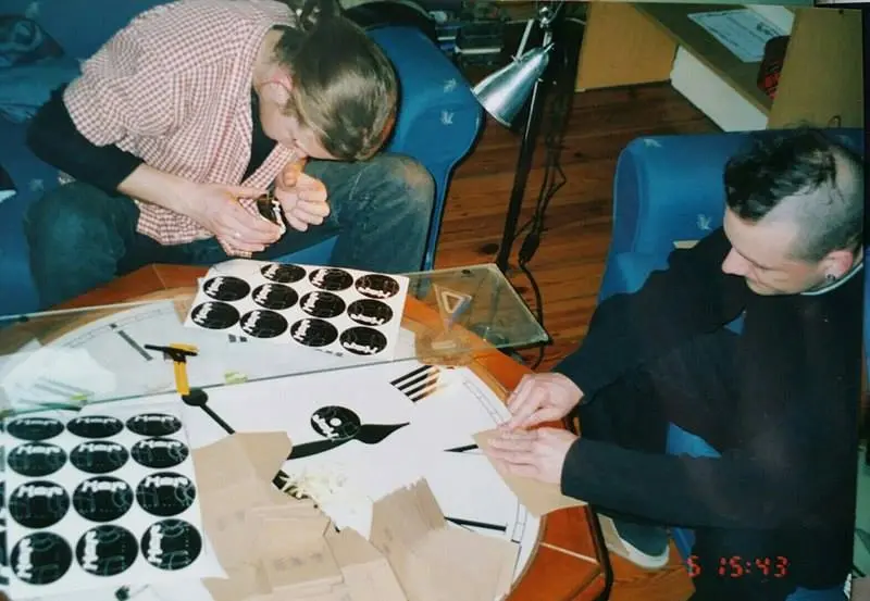 Лукаш и Томек собирают первый комплект дисков