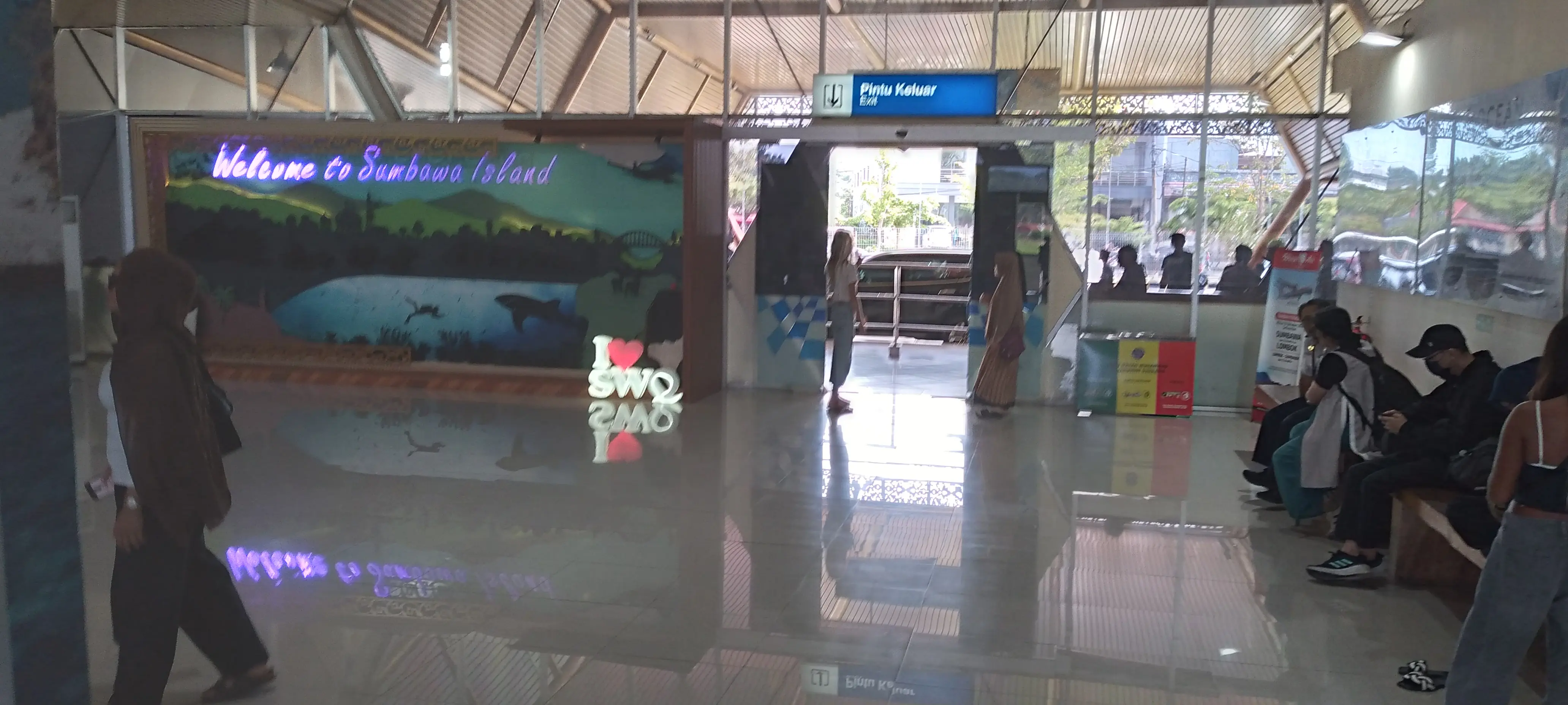 Сзади дверь с взлетки. Справа багажная лента ( 1шт). Впереди выход в город.