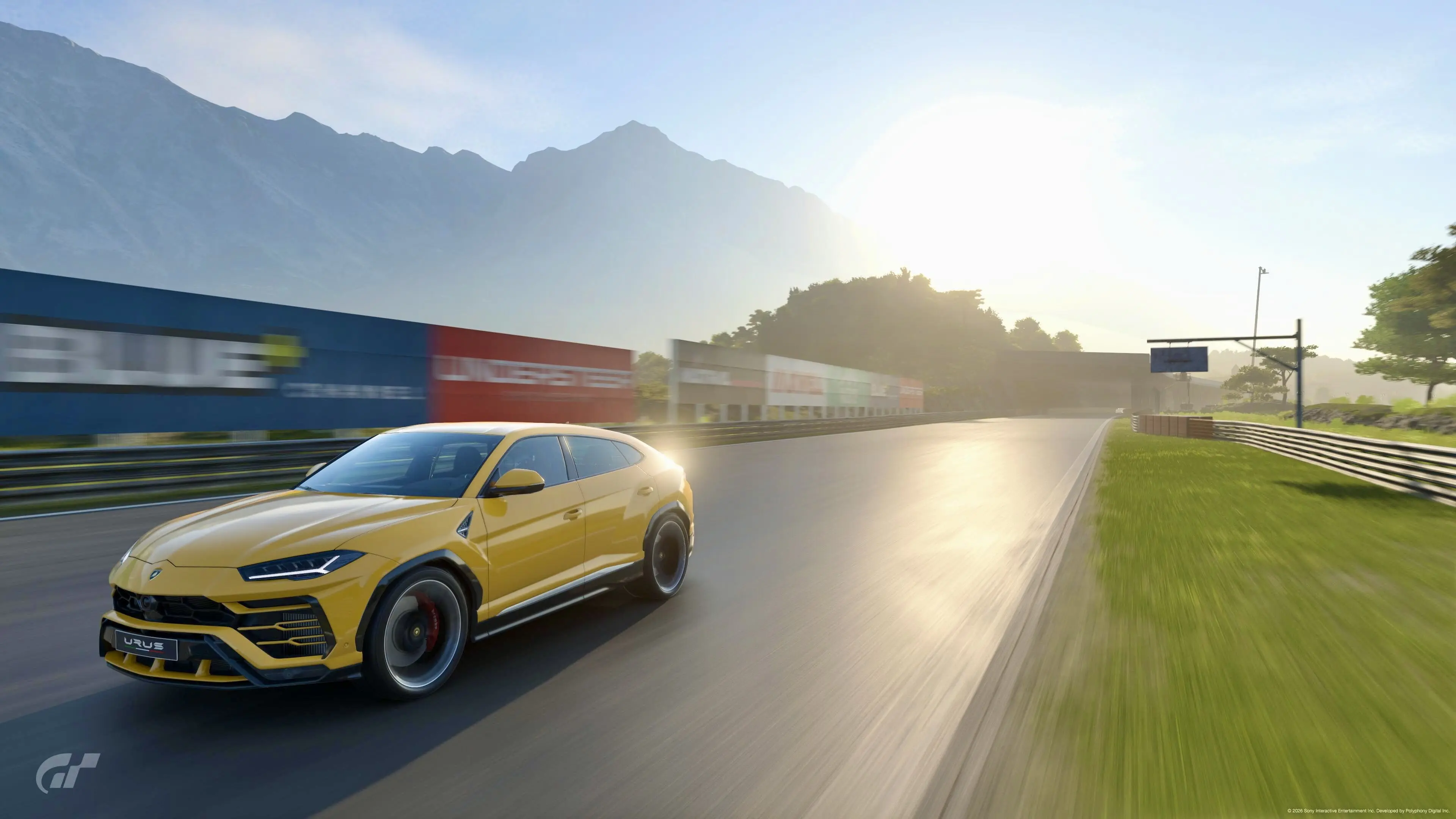 На рассвете Dragon Trail чертовски хорош - солнце играет на кузовах, на фоне горная гряда