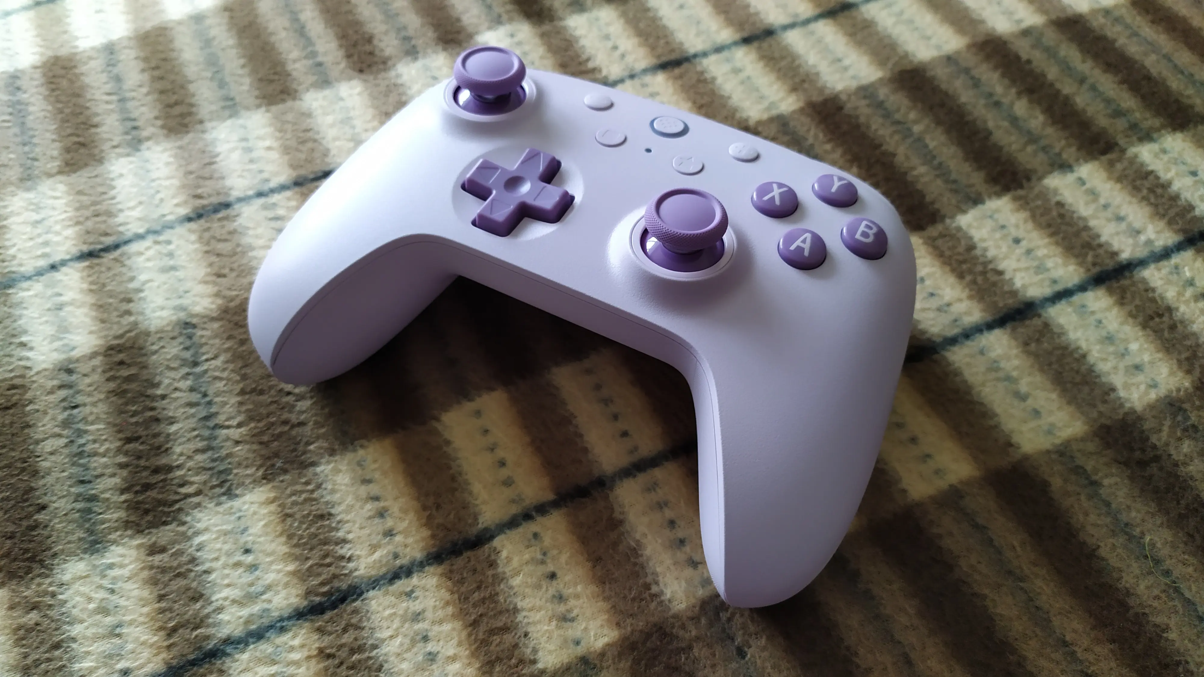 Позавчера таки купил геймпад. Первый геймпад за годы игрового стажа