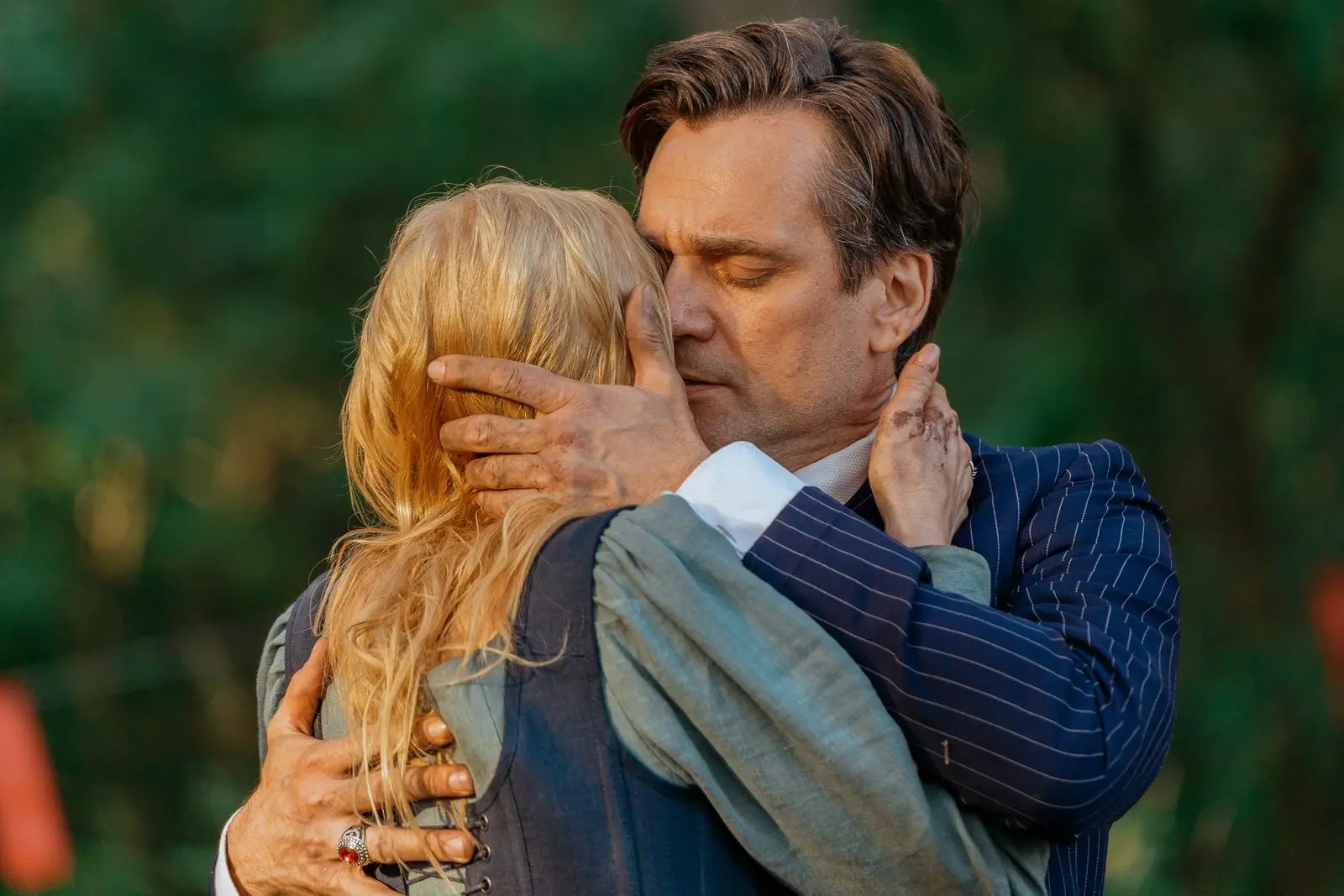 Чем радует сезон, так это наличием знакомых актеров. При этом в кадре их не так много — что тоже плюс: никакого перетягивания внимания на себя.