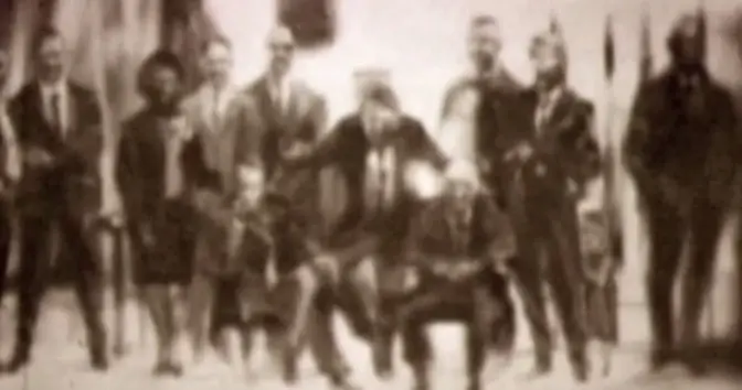 её папка - второй справа в очках