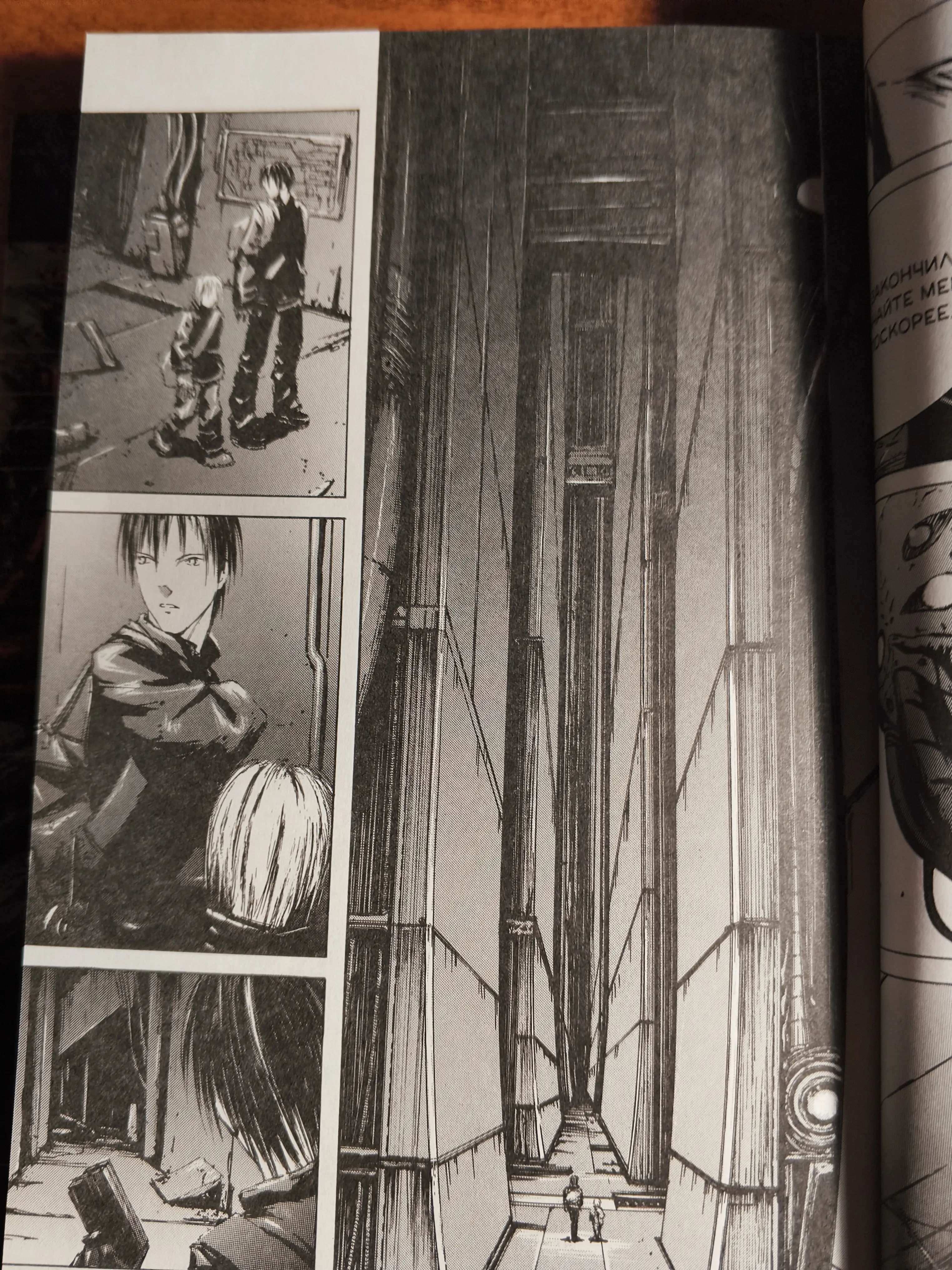 Даже когда во фрейме есть существа, атмосфера одиночества Мегаструктуры всё равно чувствуется. Необъятная, малонаселённая и опасная