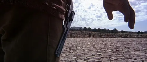 Кадр из начала фильма "Хороший. Плохой. Злой" (1966)