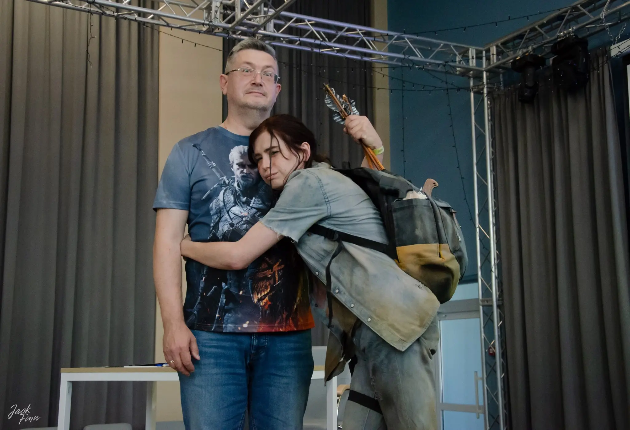 (9 фото) Фотки с феста. Повезло, что на фесте оказался реконструктор, который одолжил винтовку для фоток. Повезло, что попала на автограф-сессию к Кузнецову, который озвучил Джоэля в русской локализации.